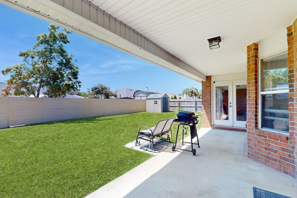 Gorgeous pet friendly coastal home with plenty of space and easy beach access