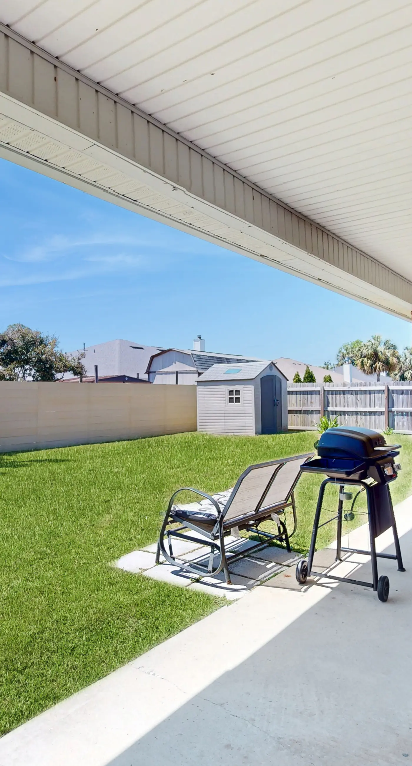 Gorgeous pet friendly coastal home with plenty of space and easy beach access