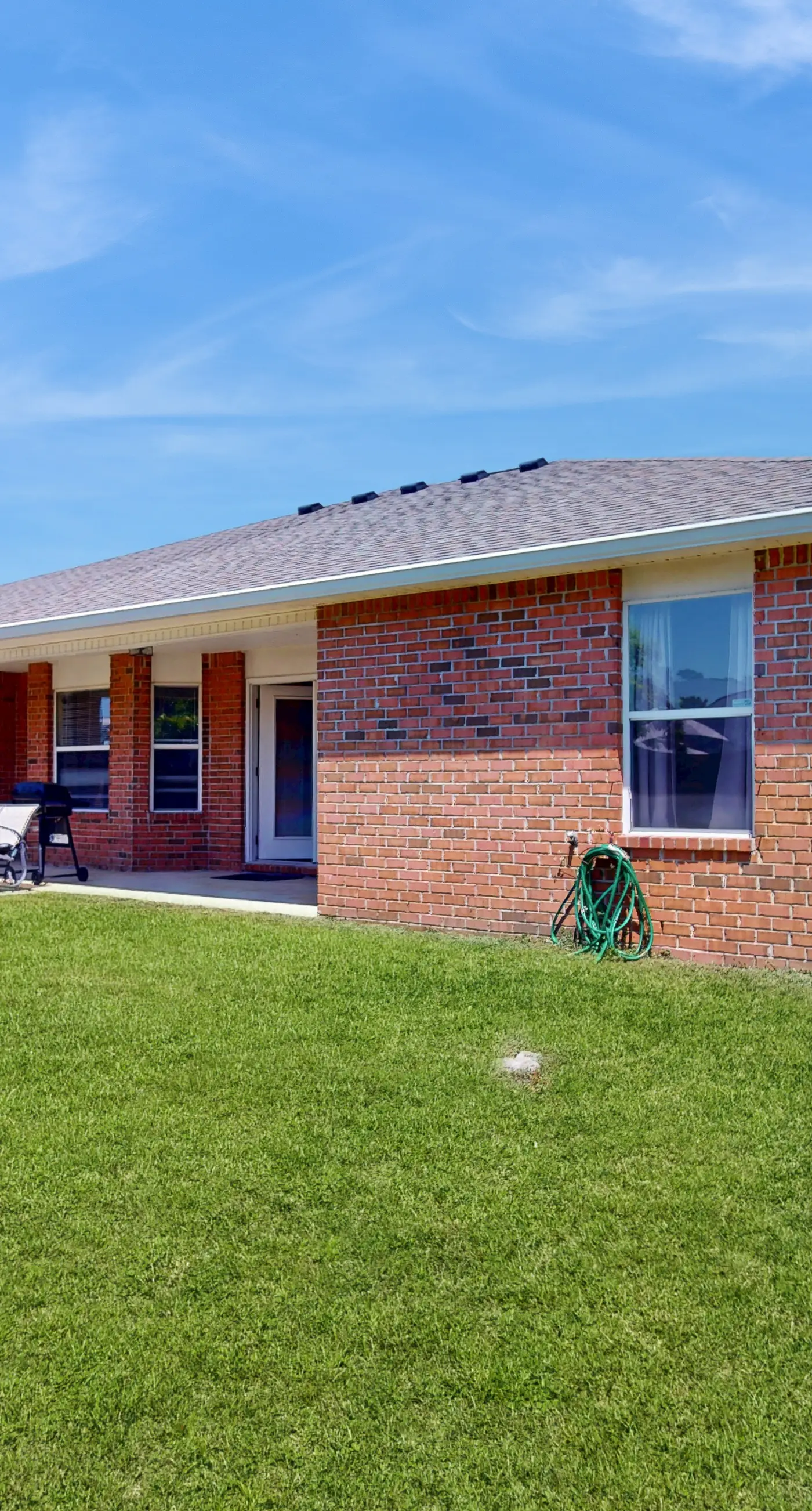 Gorgeous pet friendly coastal home with plenty of space and easy beach access