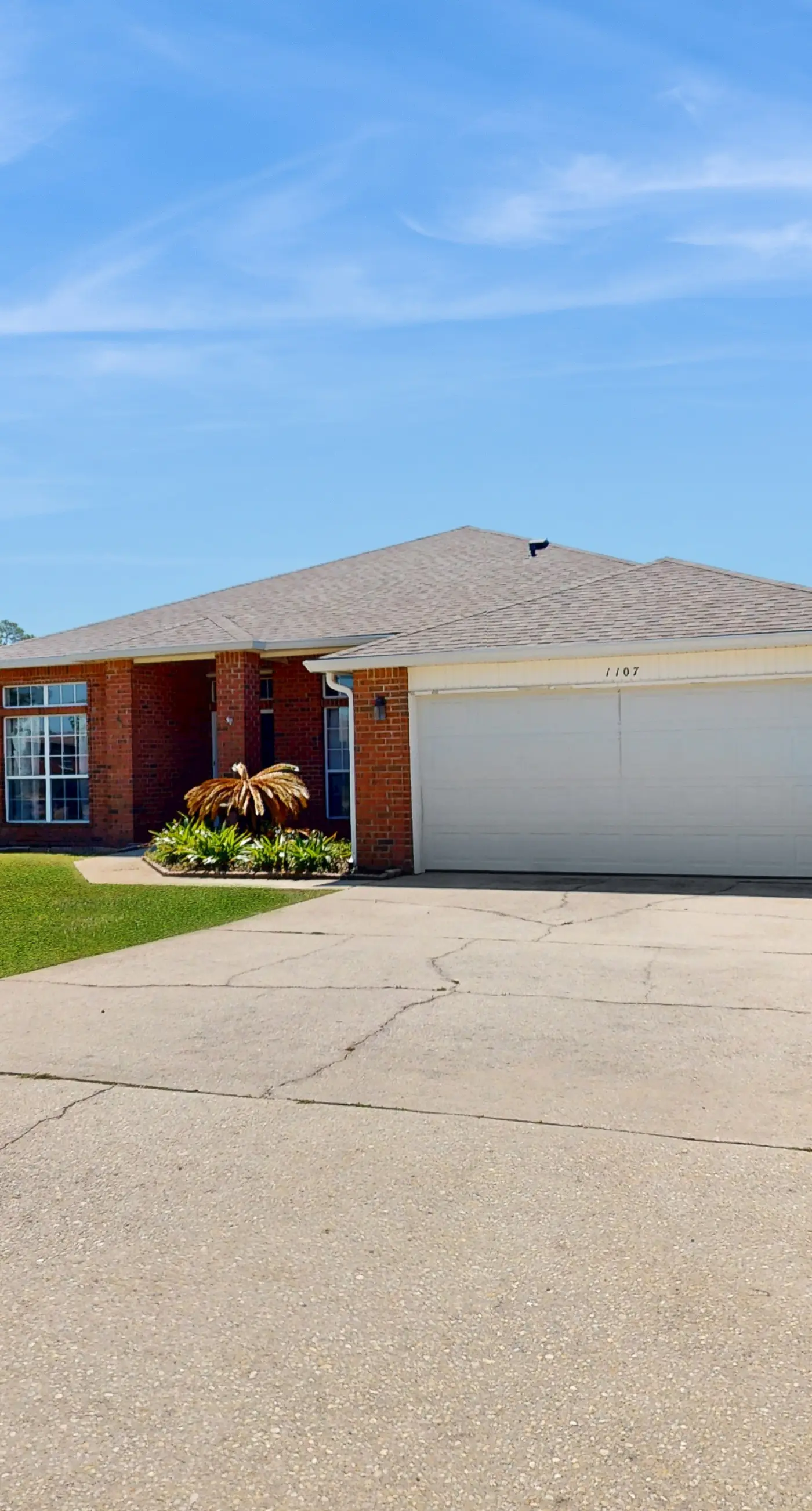 Gorgeous pet friendly coastal home with plenty of space and easy beach access