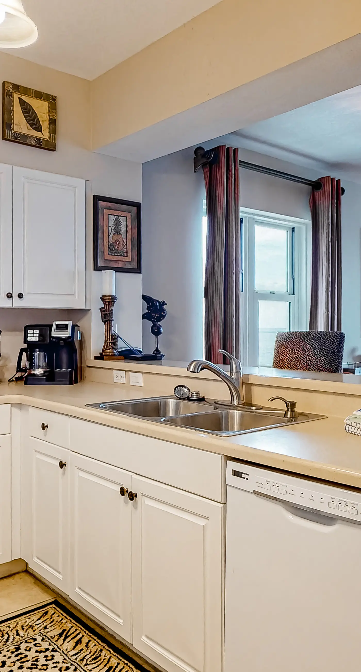 Inviting Gulf-front condo In Perdido Key with waterfront pool/hot tub and oceanfront balcony