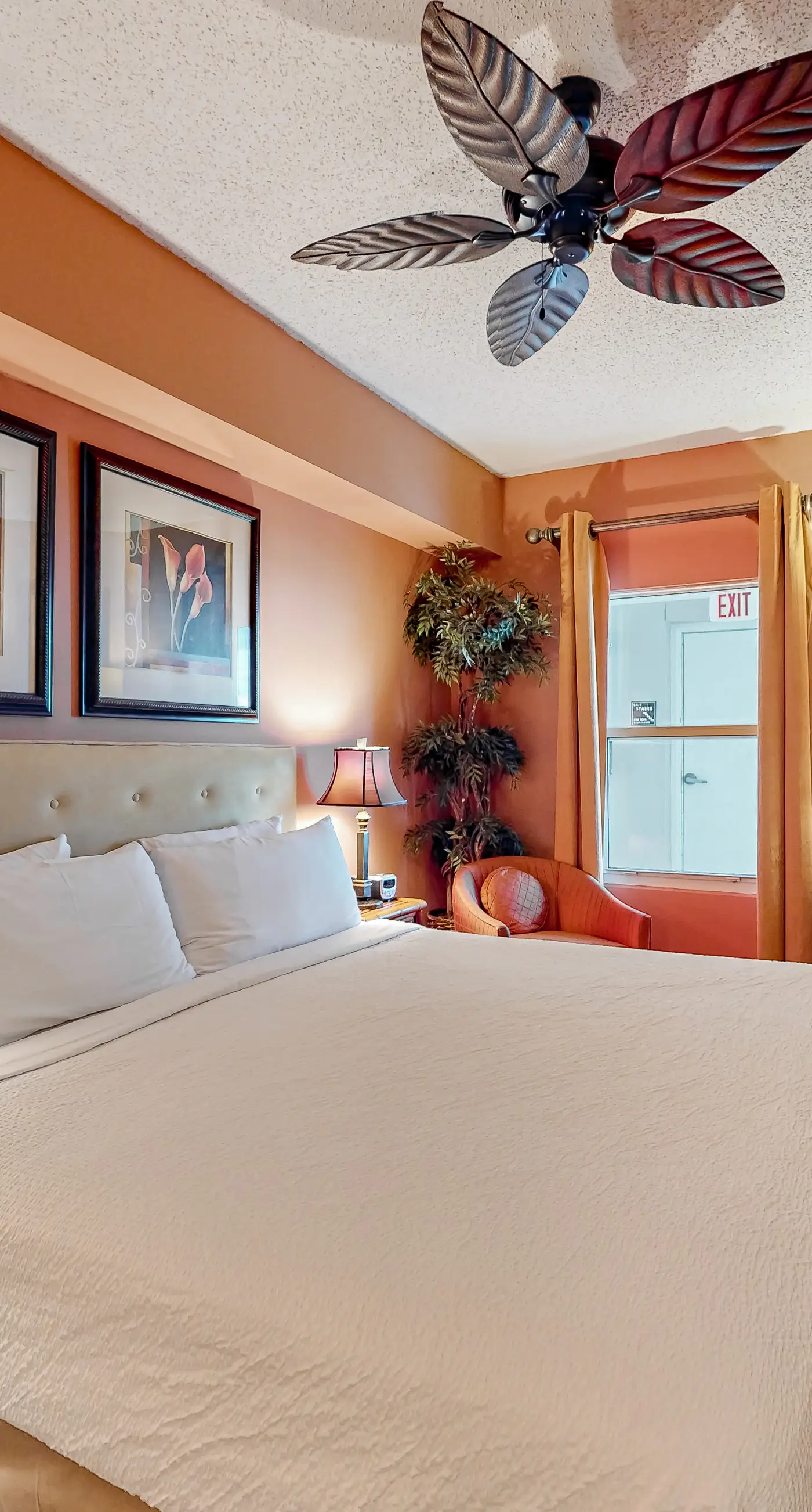 Inviting Gulf-front condo In Perdido Key with waterfront pool/hot tub and oceanfront balcony