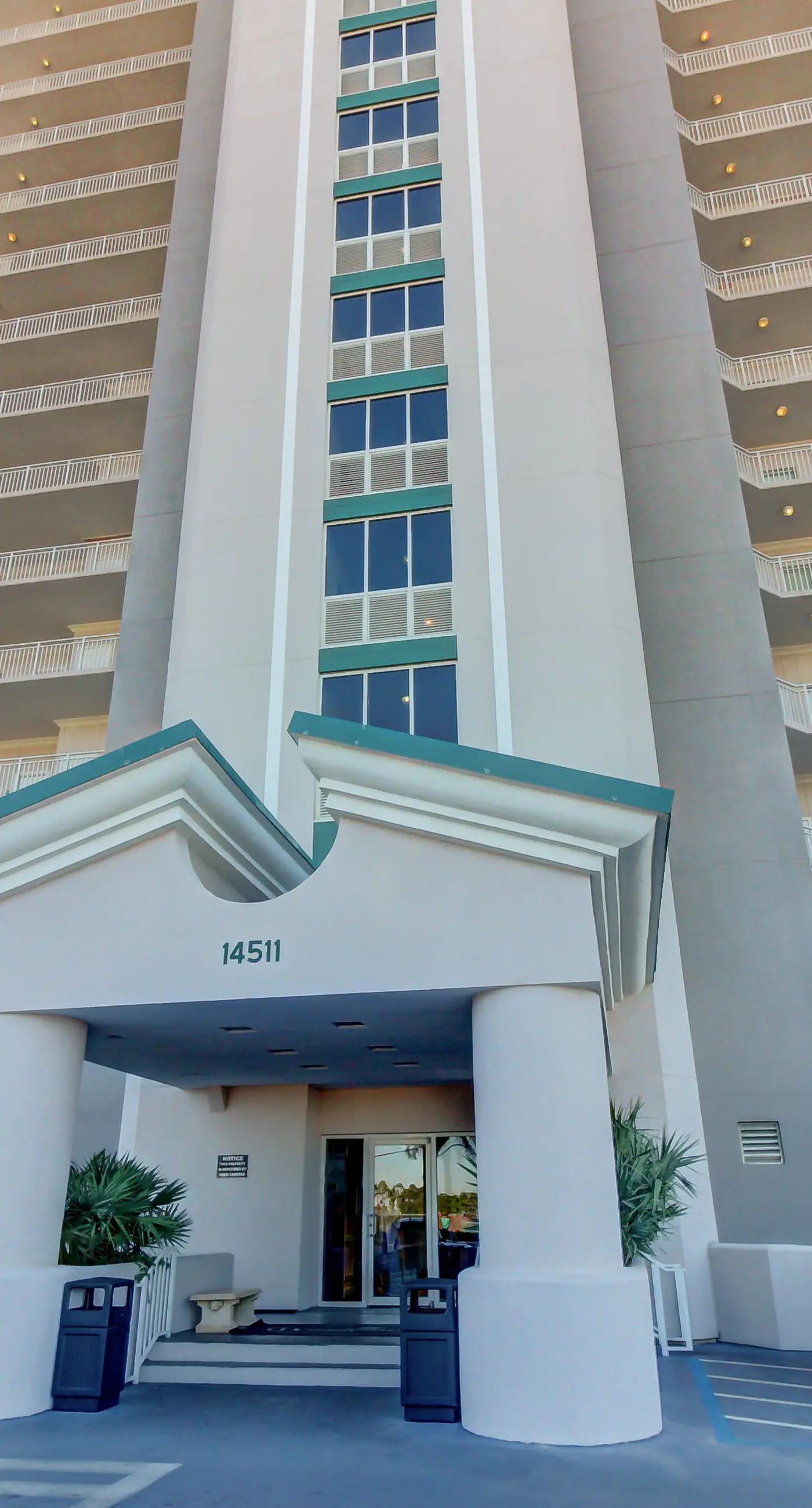 Inviting Gulf-front condo In Perdido Key with waterfront pool/hot tub and oceanfront balcony