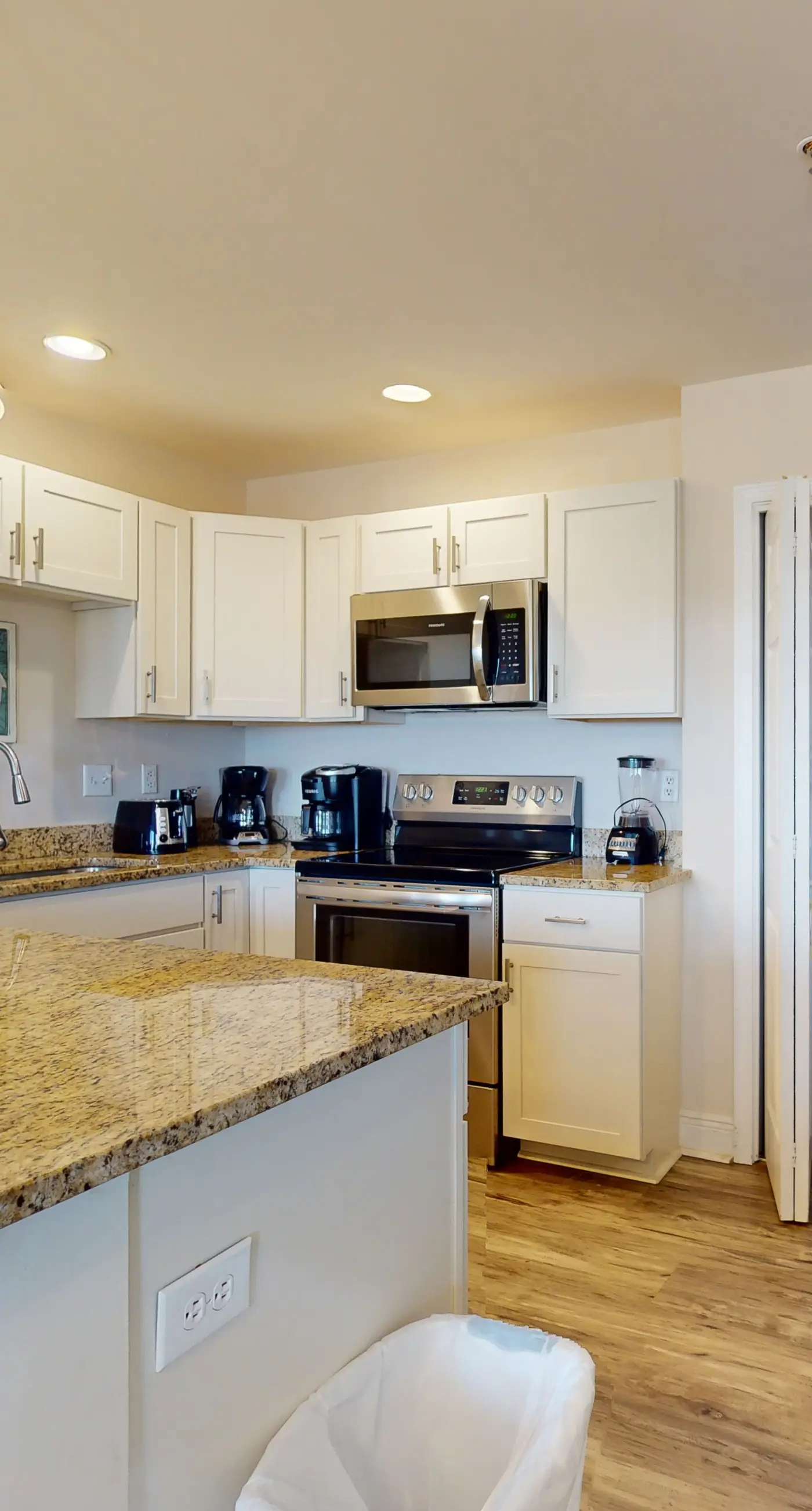 Airy coastal condo steps to the Gulf & quick drive to entertainment