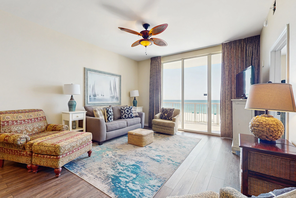 Welcoming, 4th-floor condo on the beach with pool, hot tub & balcony