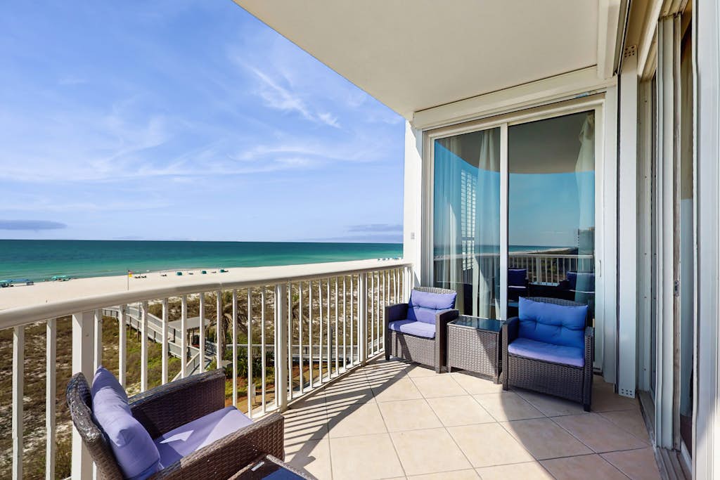Welcoming, 4th-floor condo on the beach with pool, hot tub & balcony