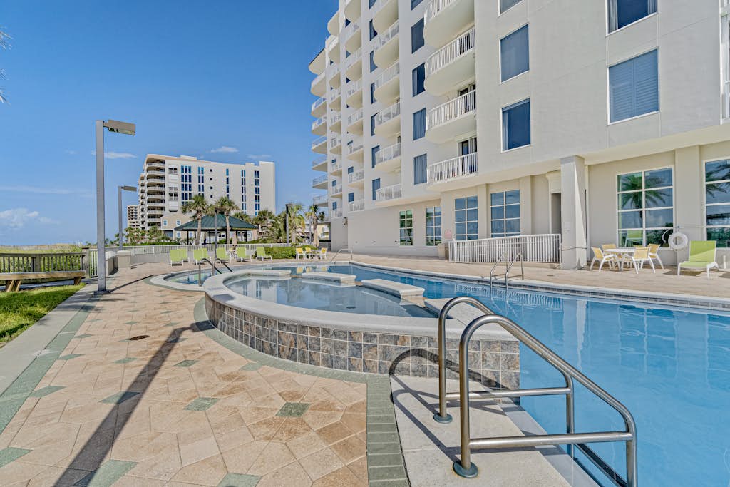 Welcoming, 4th-floor condo on the beach with pool, hot tub & balcony
