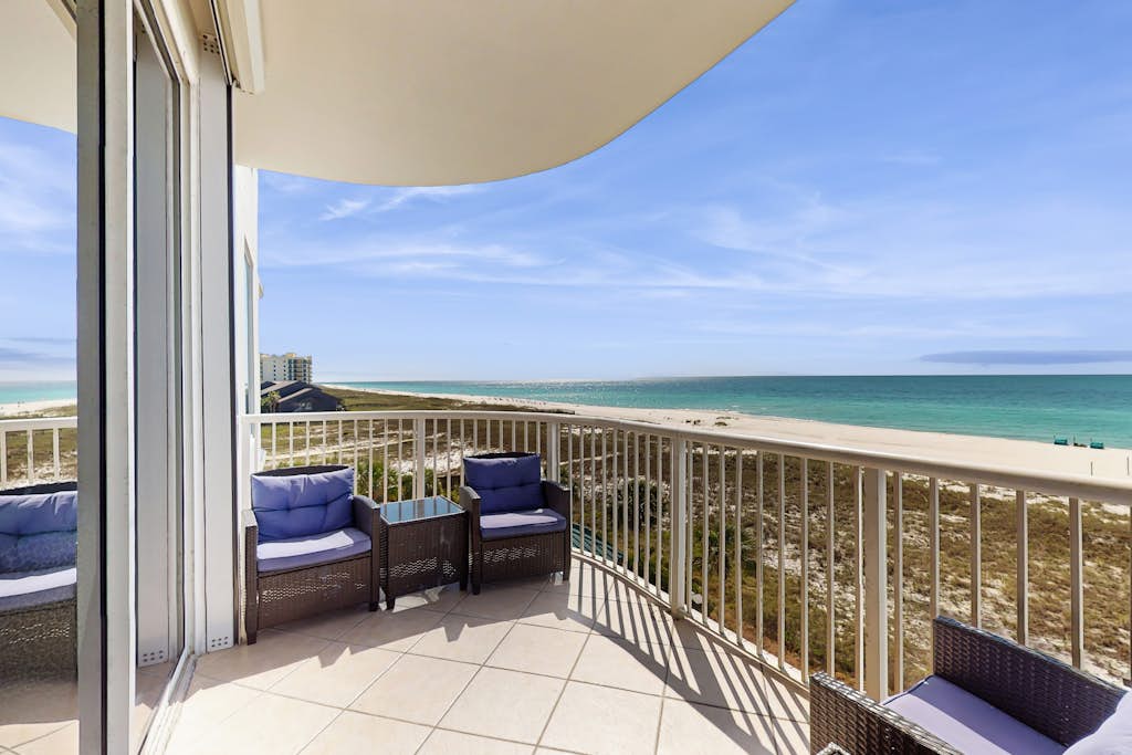 Welcoming, 4th-floor condo on the beach with pool, hot tub & balcony