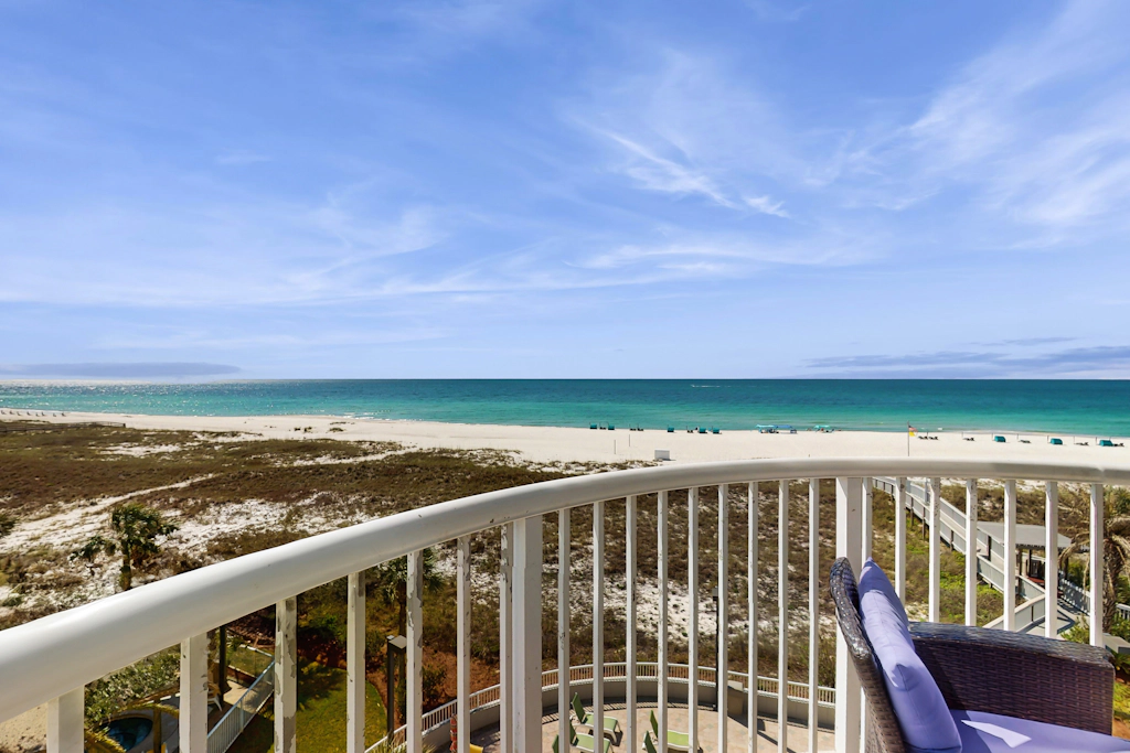 Welcoming, 4th-floor condo on the beach with pool, hot tub & balcony
