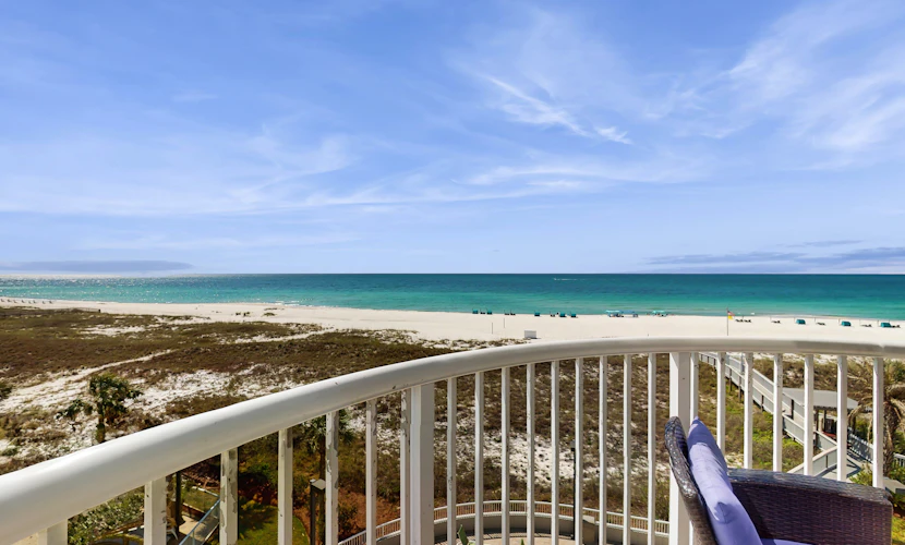 Welcoming, 4th-floor condo on the beach with pool, hot tub & balcony