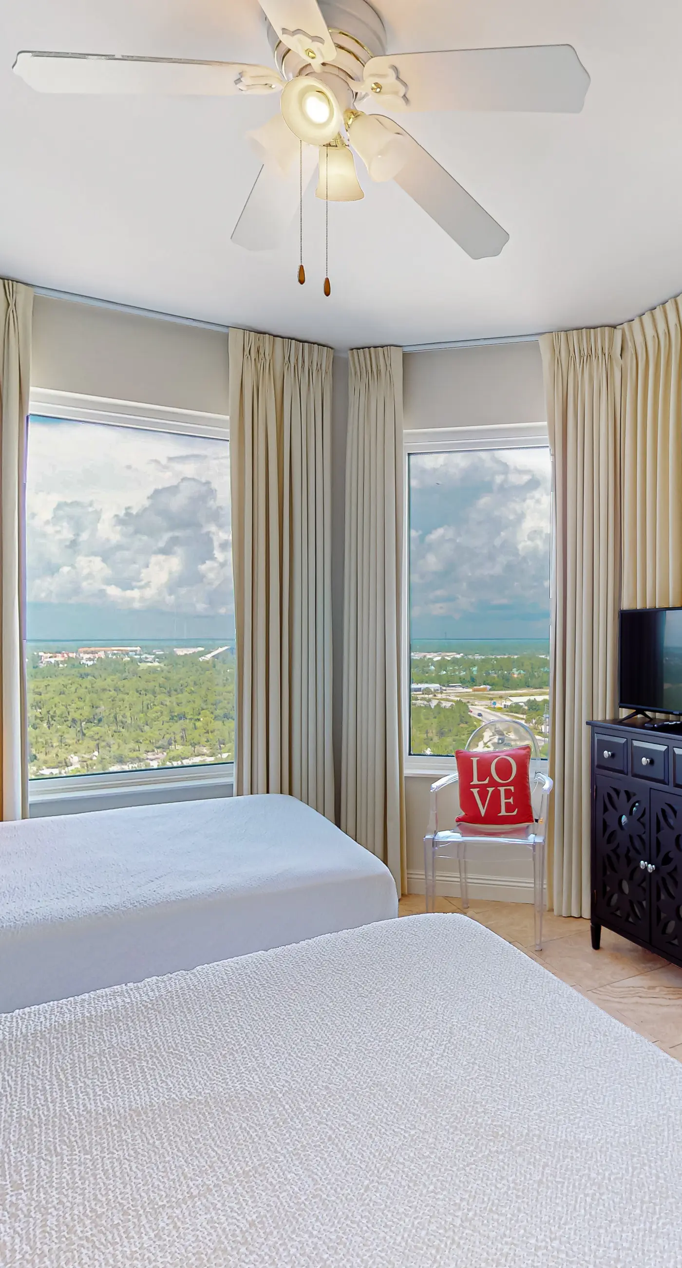 Gulf-view condo with amazing views, private balcony, pool & hot tub