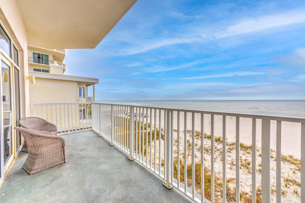 Inviting Gulf-front condo In Perdido Key with waterfront pool/hot tub and oceanfront balcony