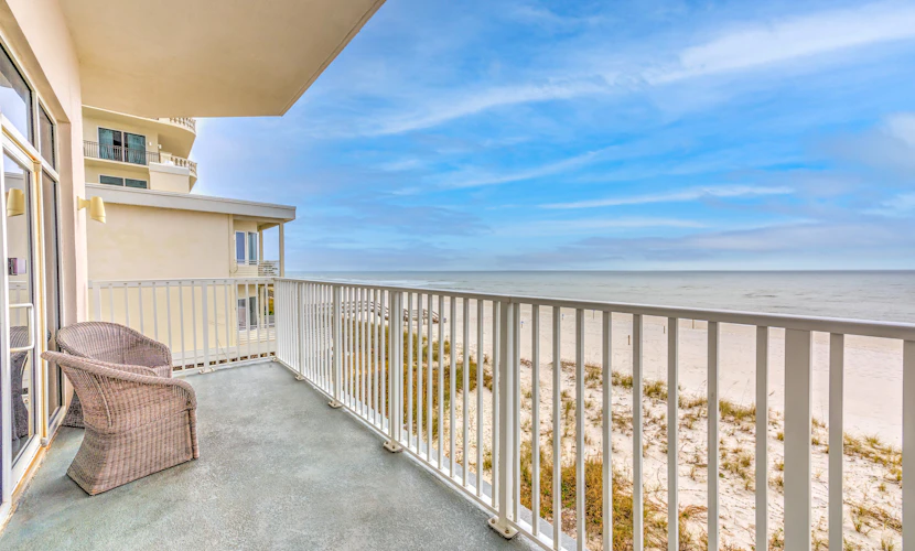 Inviting Gulf-front condo In Perdido Key with waterfront pool/hot tub and oceanfront balcony