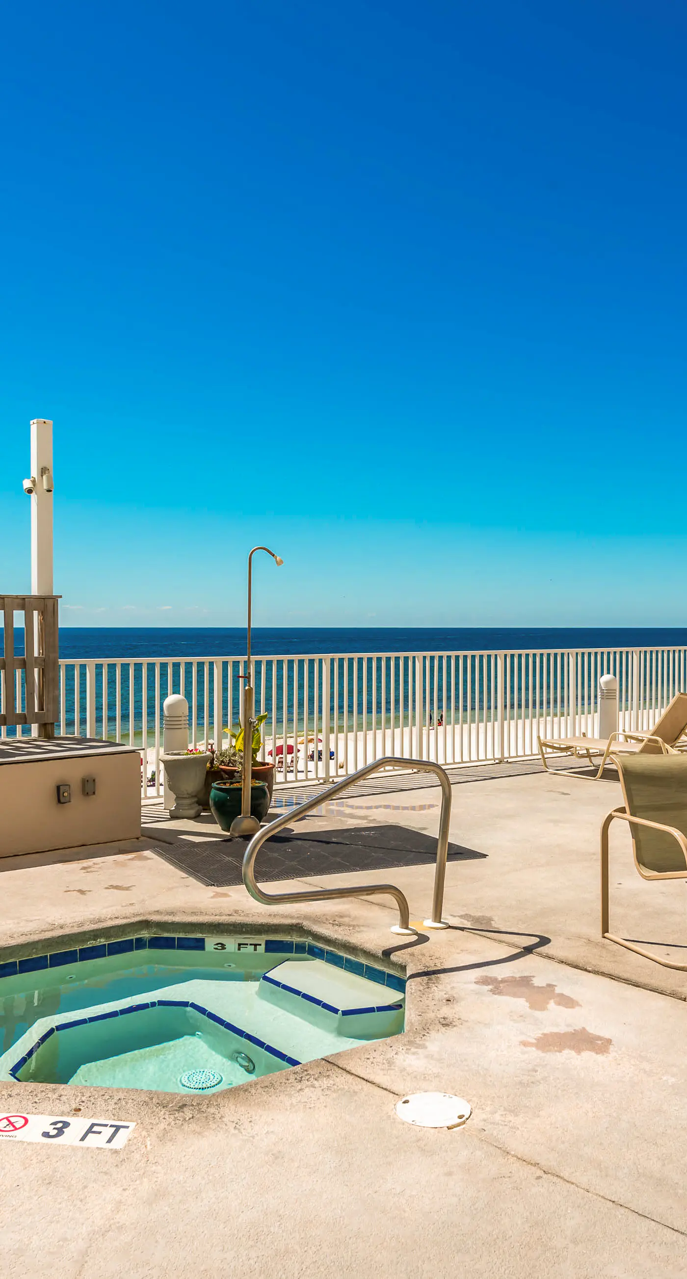 Inviting Gulf-front condo In Perdido Key with waterfront pool/hot tub and oceanfront balcony