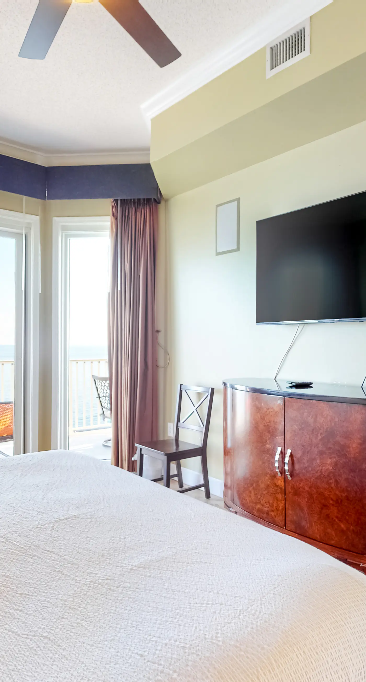 Inviting Gulf-front condo In Perdido Key with waterfront pool/hot tub and oceanfront balcony