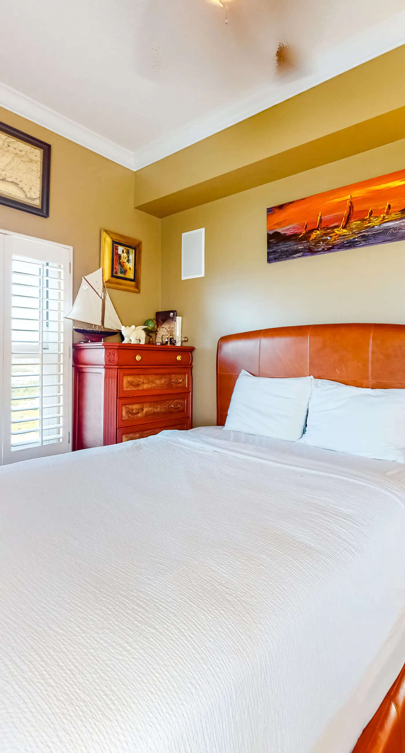 Inviting Gulf-front condo In Perdido Key with waterfront pool/hot tub and oceanfront balcony