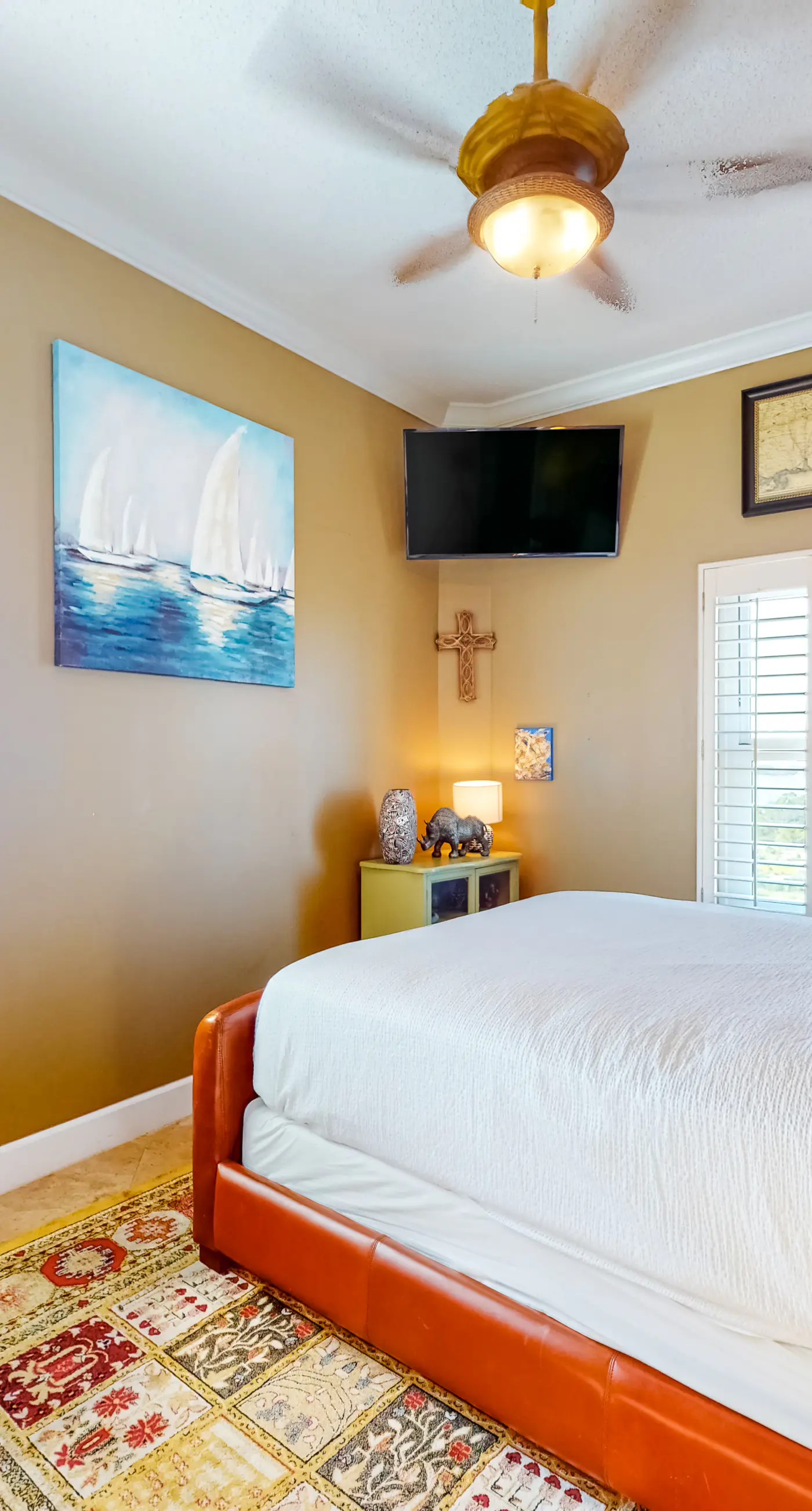 Inviting Gulf-front condo In Perdido Key with waterfront pool/hot tub and oceanfront balcony