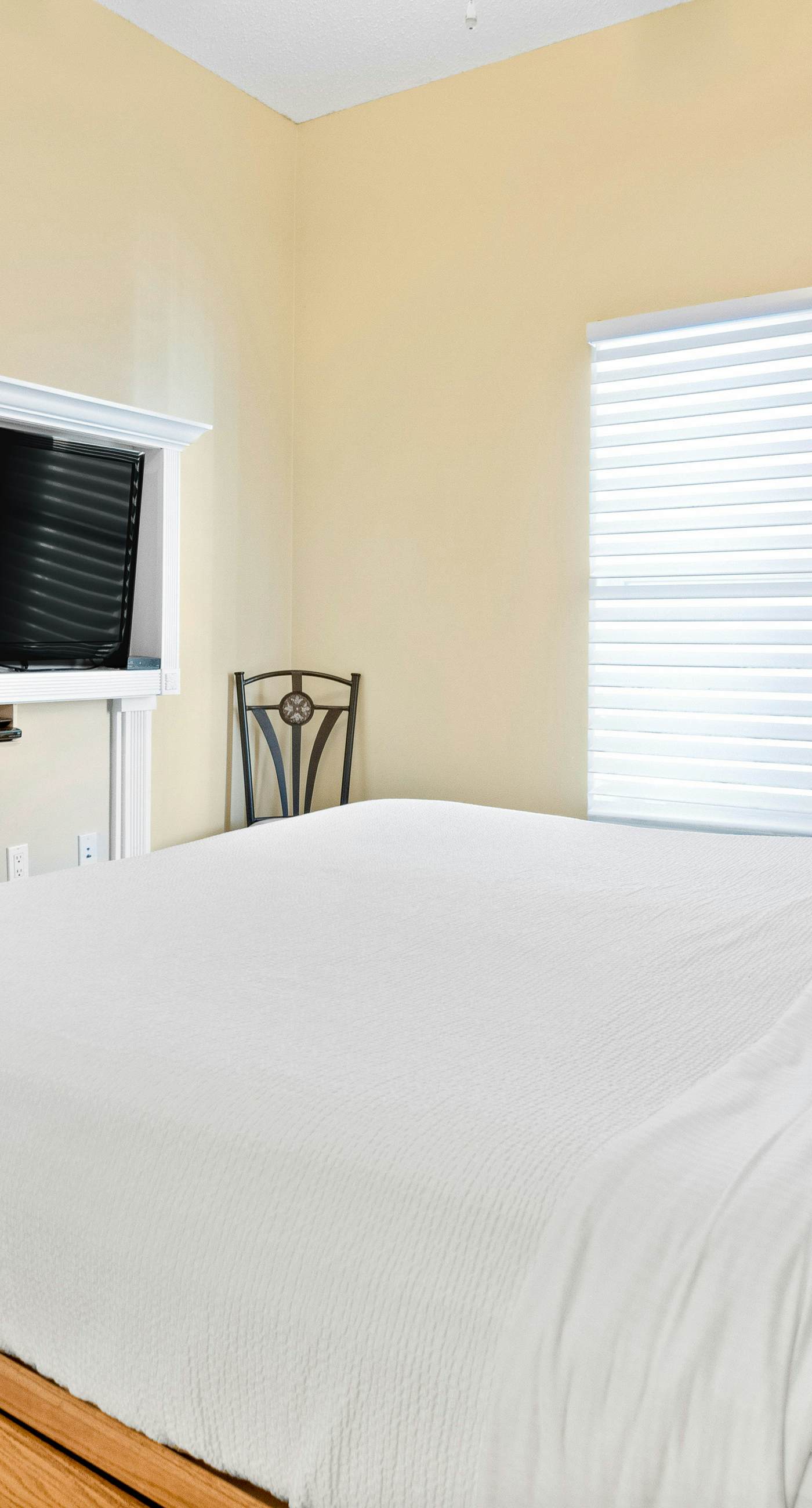 Inviting Gulf-front condo In Perdido Key with waterfront pool/hot tub and oceanfront balcony