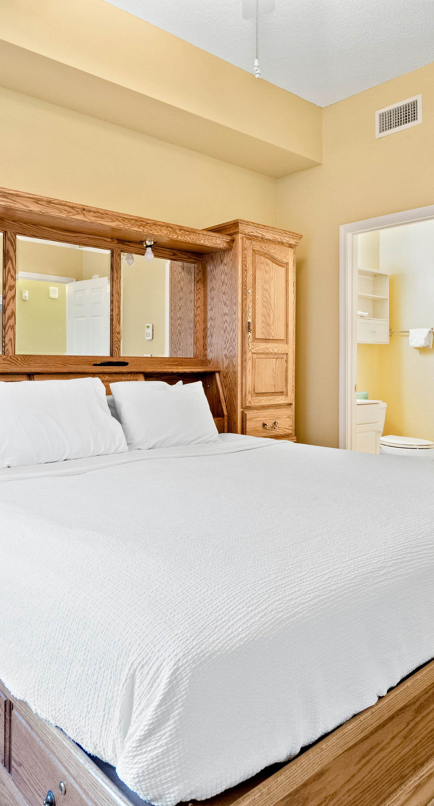 Inviting Gulf-front condo In Perdido Key with waterfront pool/hot tub and oceanfront balcony