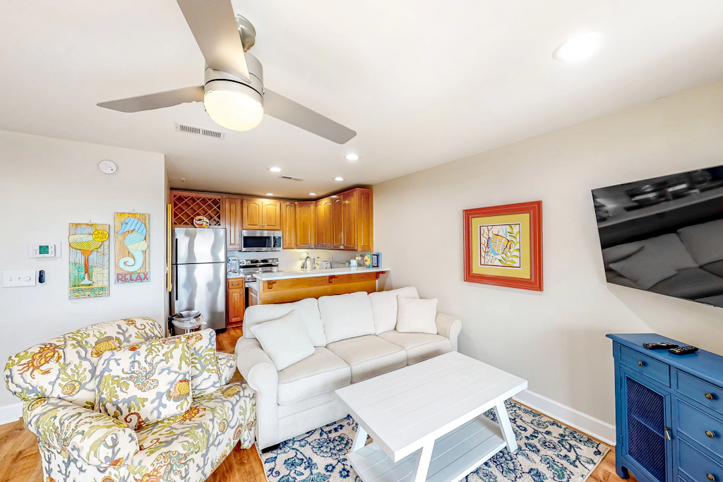 Cozy, top-floor beachfront condo with pool, pool spa, & beach access
