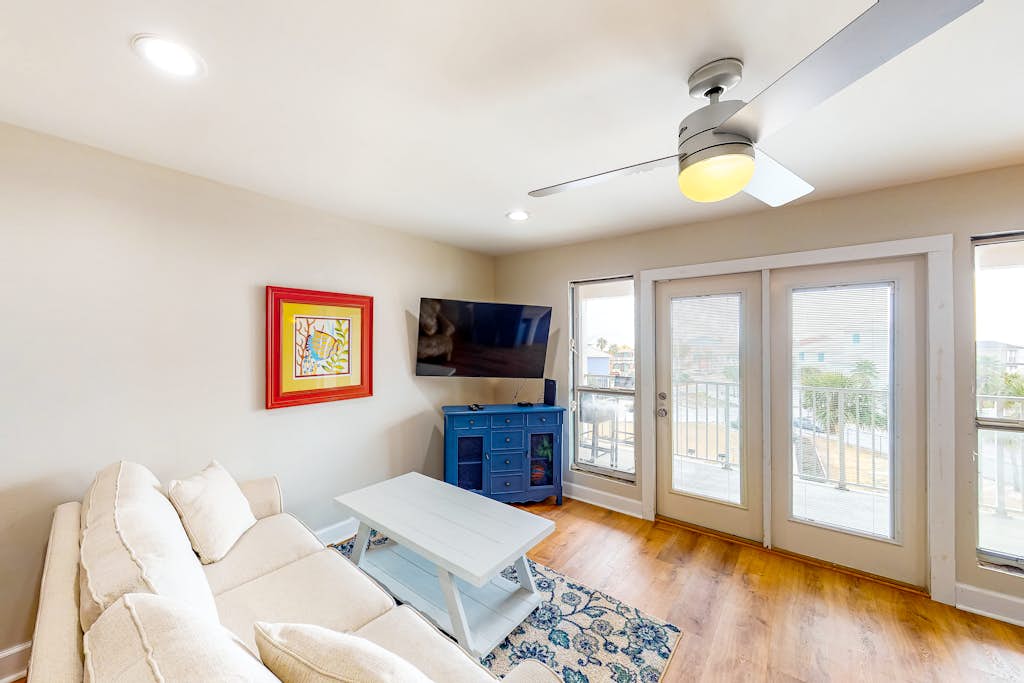 Cozy, top-floor beachfront condo with pool, pool spa, & beach access