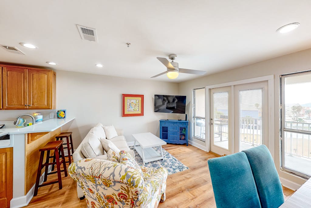 Cozy, top-floor beachfront condo with pool, pool spa, & beach access