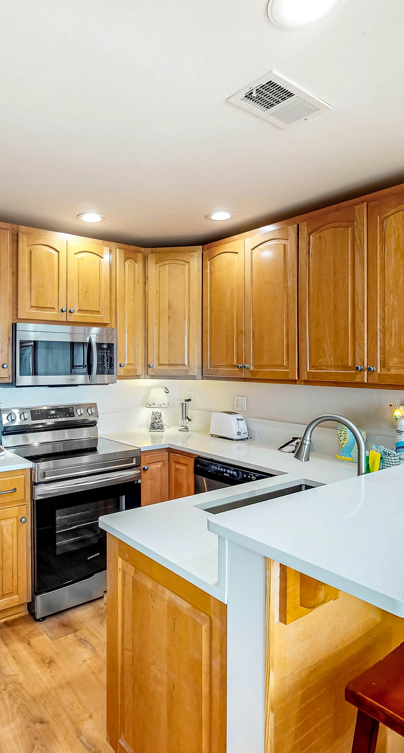 Cozy, top-floor beachfront condo with pool, pool spa, & beach access