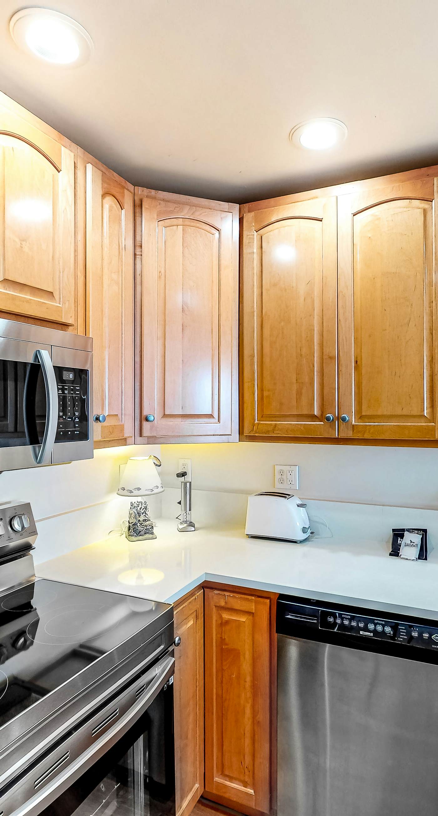 Cozy, top-floor beachfront condo with pool, pool spa, & beach access