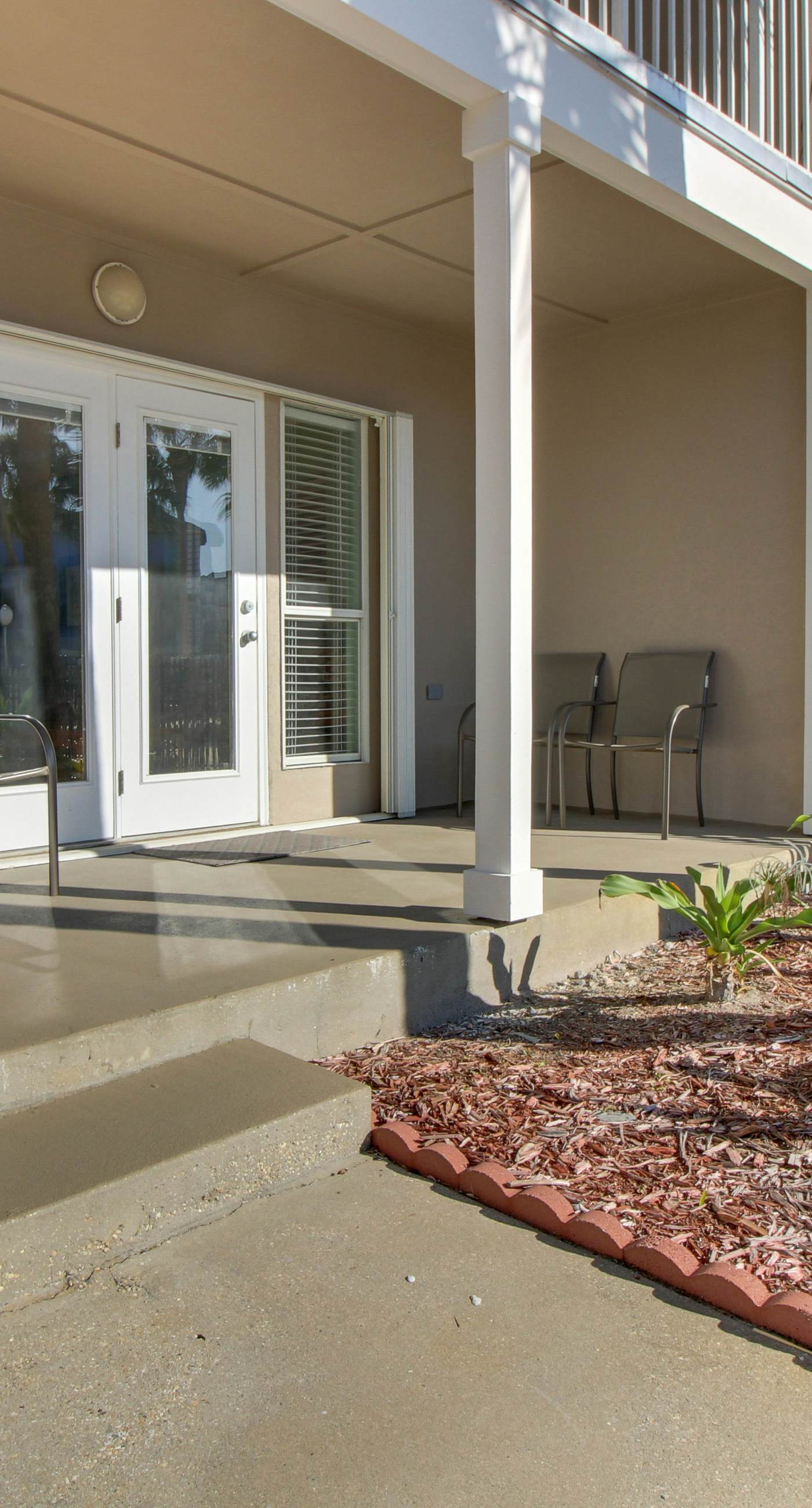 Cozy, top-floor beachfront condo with pool, pool spa, & beach access