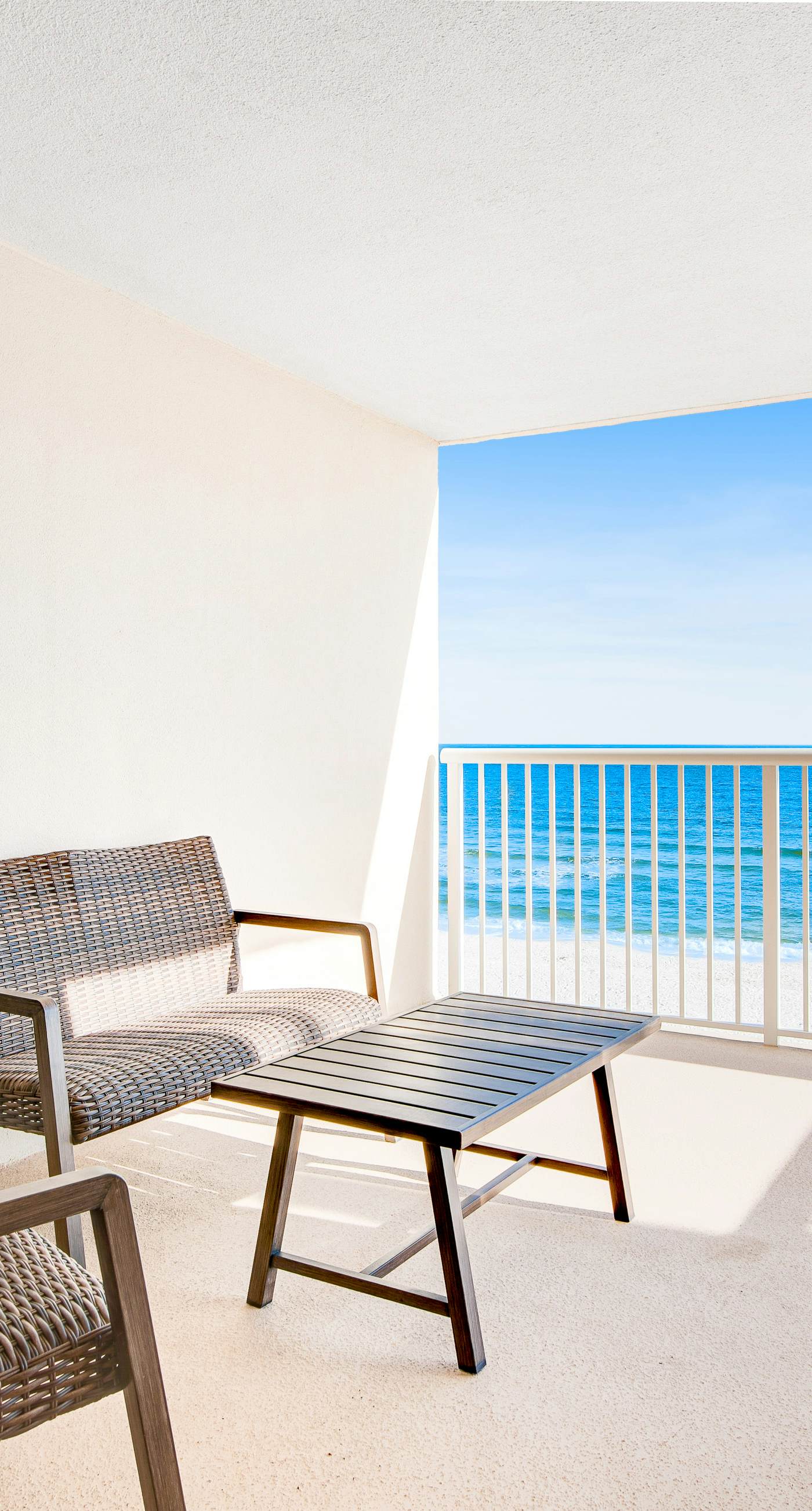 Gorgeous Oceanfront condo with washer/dryer, Gulf-front balcony & pool/hot tub