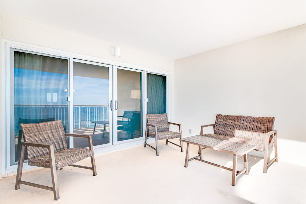 Gorgeous Oceanfront condo with washer/dryer, Gulf-front balcony & pool/hot tub