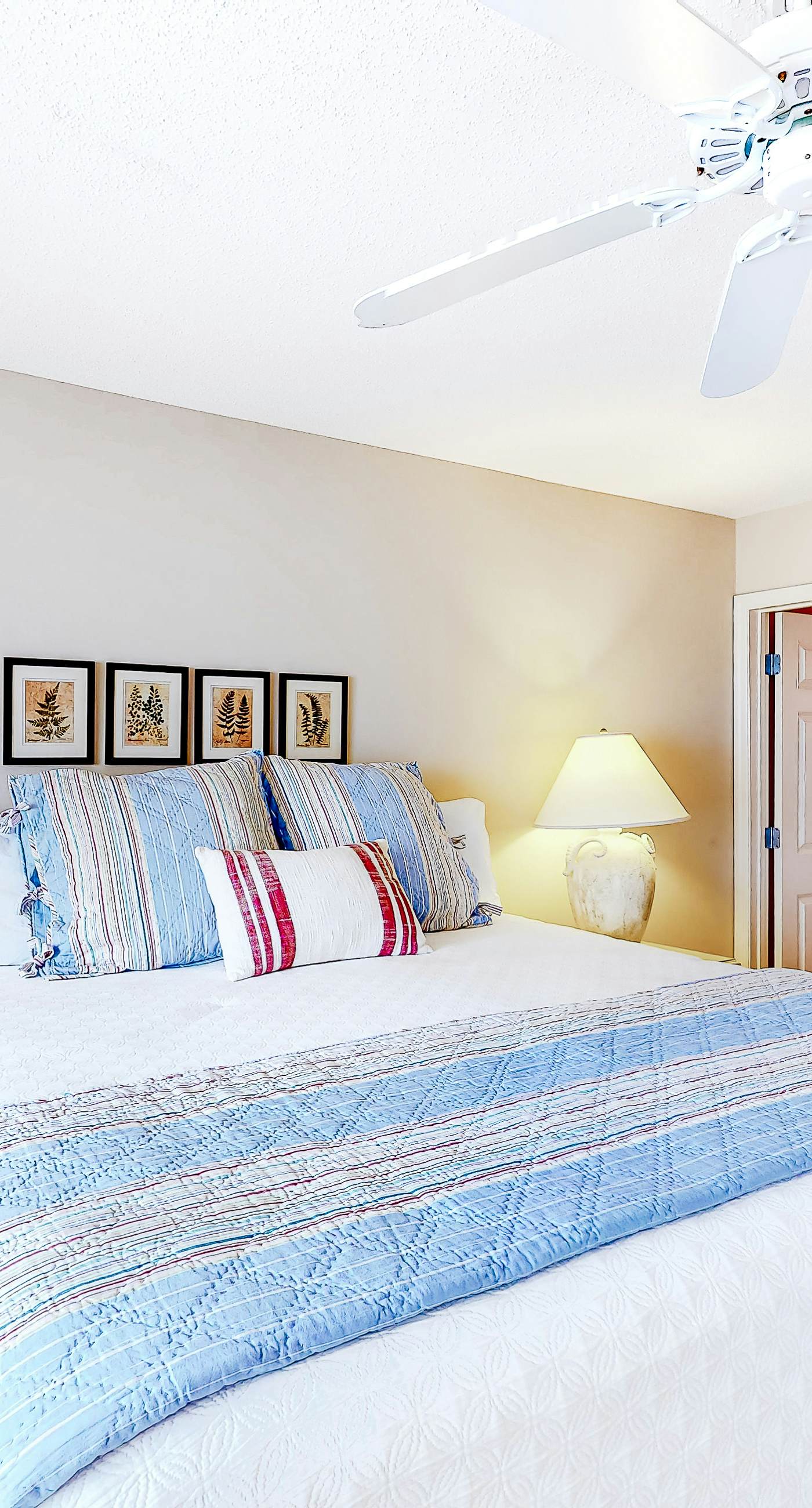 Gorgeous Oceanfront condo with washer/dryer, Gulf-front balcony & pool/hot tub