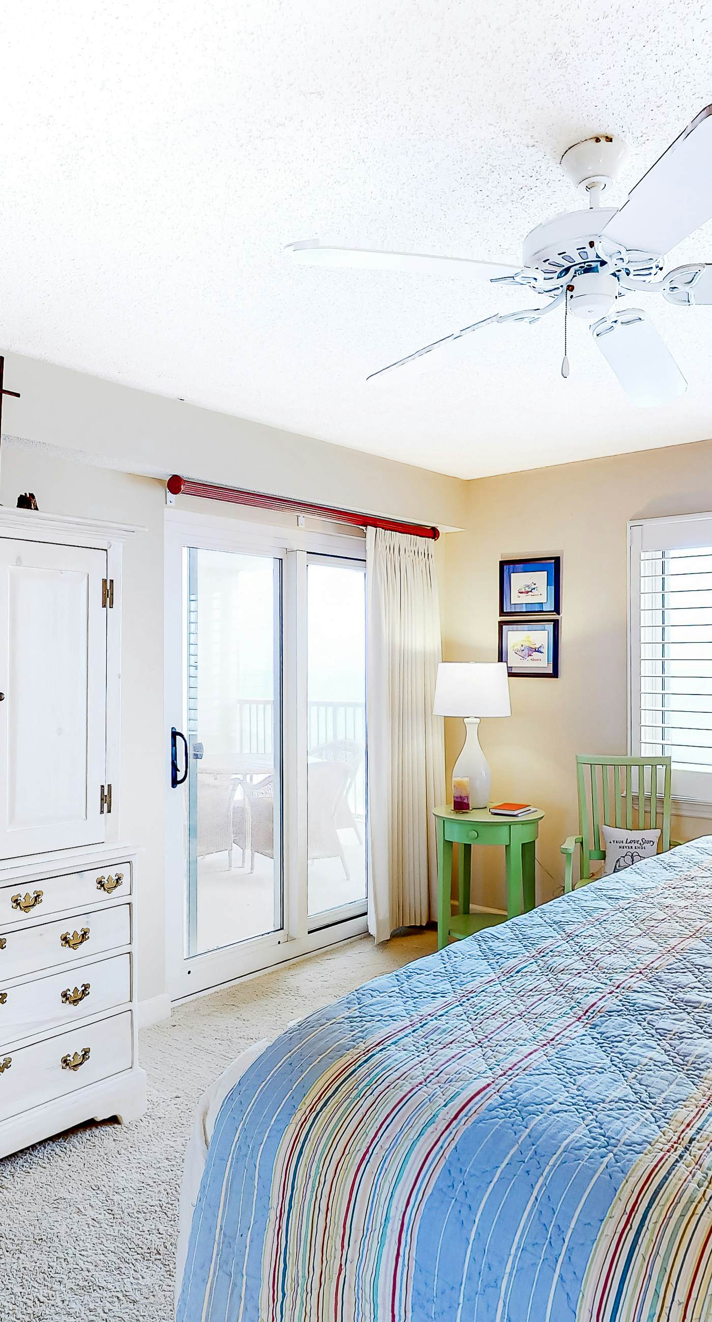 Gorgeous Oceanfront condo with washer/dryer, Gulf-front balcony & pool/hot tub