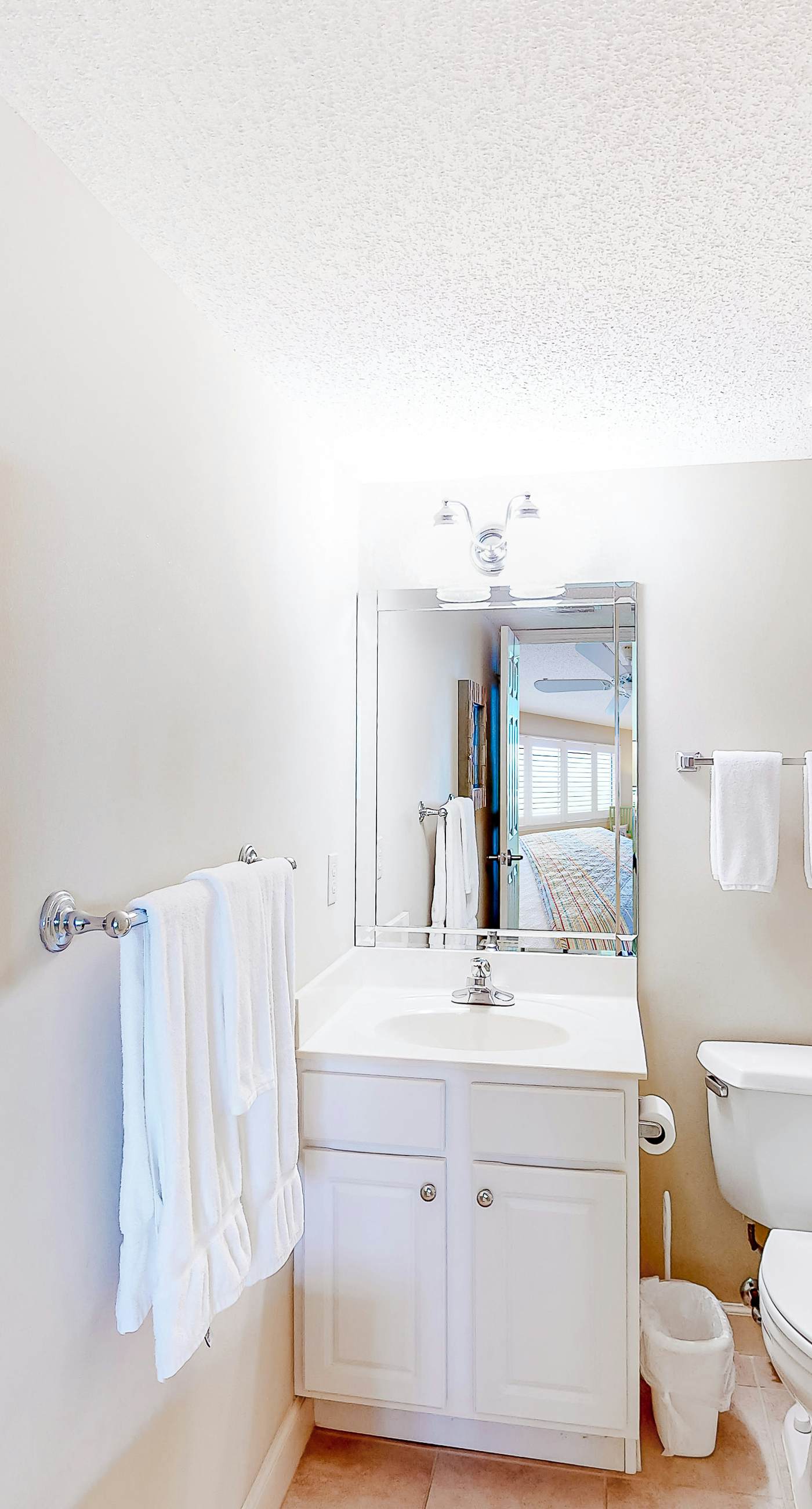 Gorgeous Oceanfront condo with washer/dryer, Gulf-front balcony & pool/hot tub