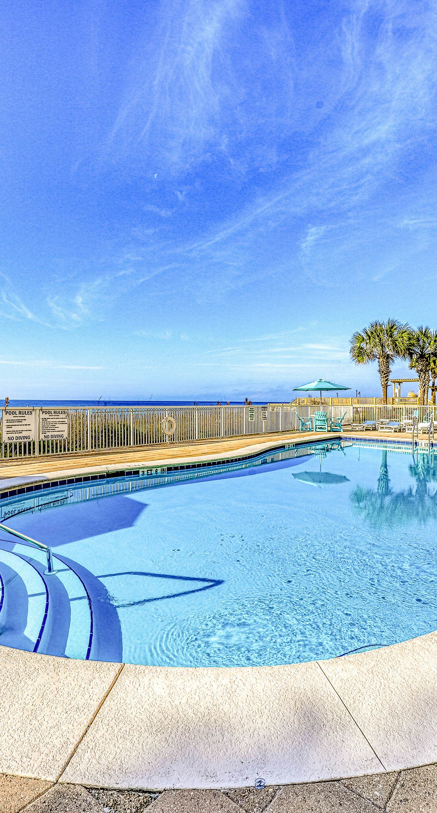Gorgeous Oceanfront condo with washer/dryer, Gulf-front balcony & pool/hot tub
