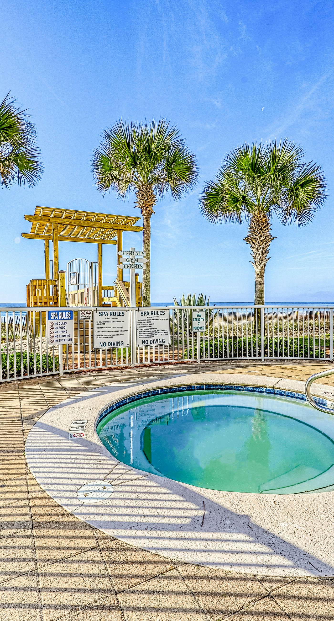 Gorgeous Oceanfront condo with washer/dryer, Gulf-front balcony & pool/hot tub