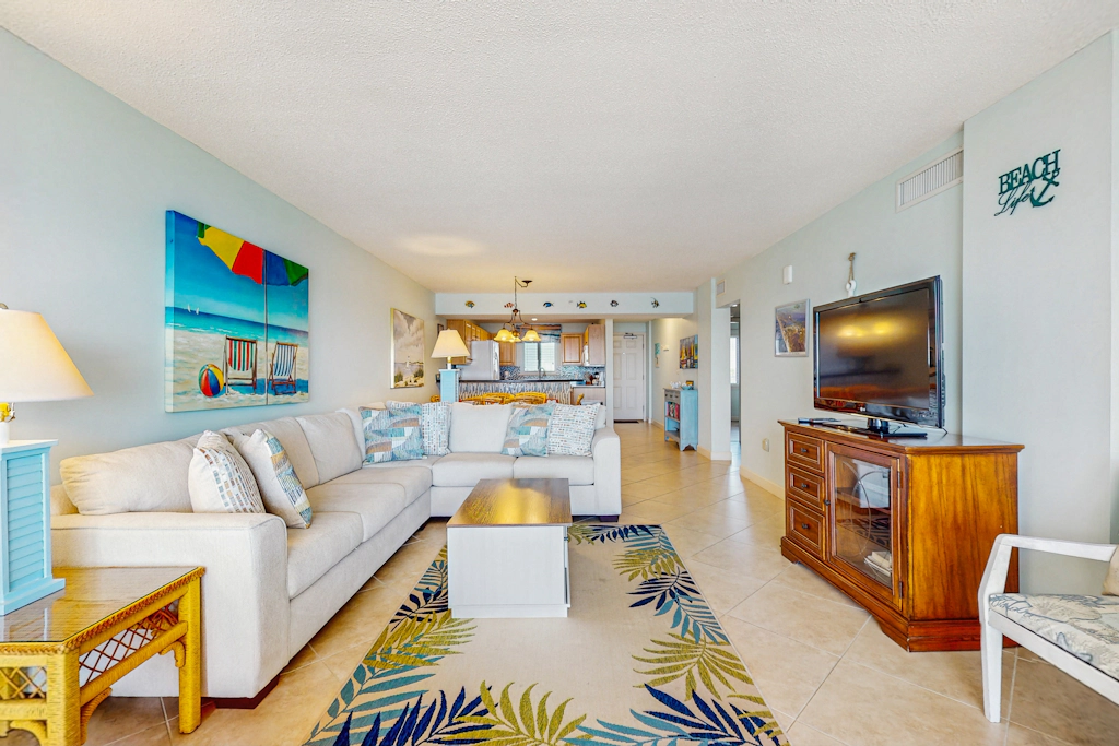 Gorgeous Oceanfront condo with washer/dryer, Gulf-front balcony & pool/hot tub