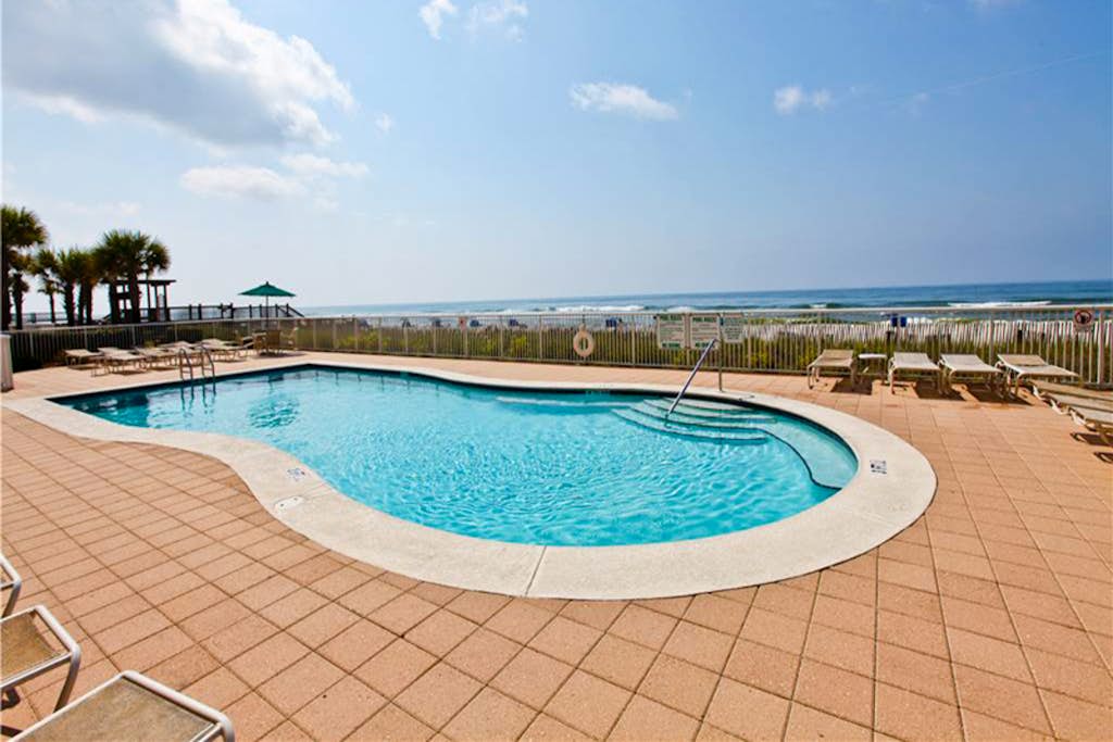 Gorgeous Oceanfront condo with washer/dryer, Gulf-front balcony & pool/hot tub