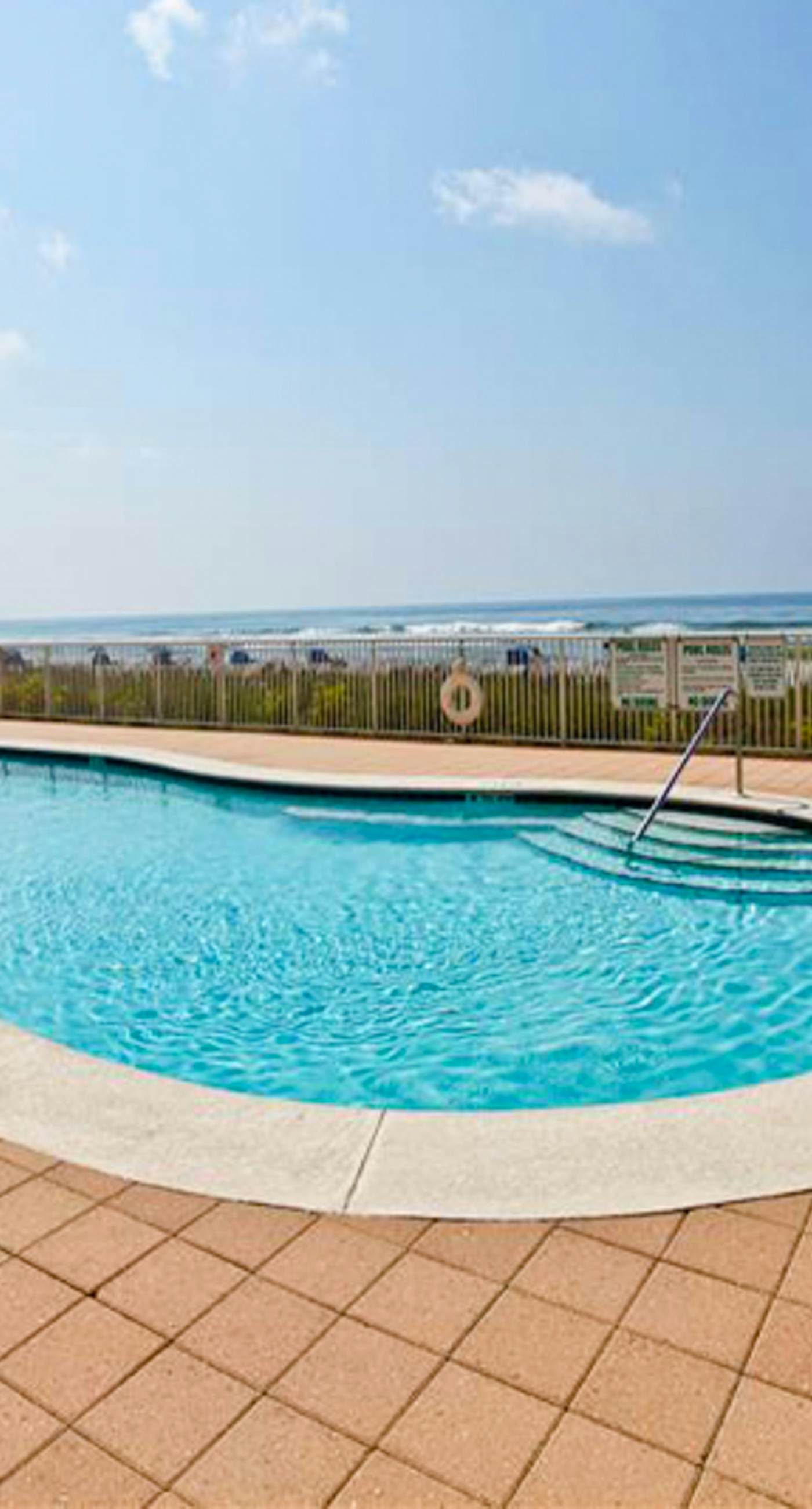 Gorgeous Oceanfront condo with washer/dryer, Gulf-front balcony & pool/hot tub