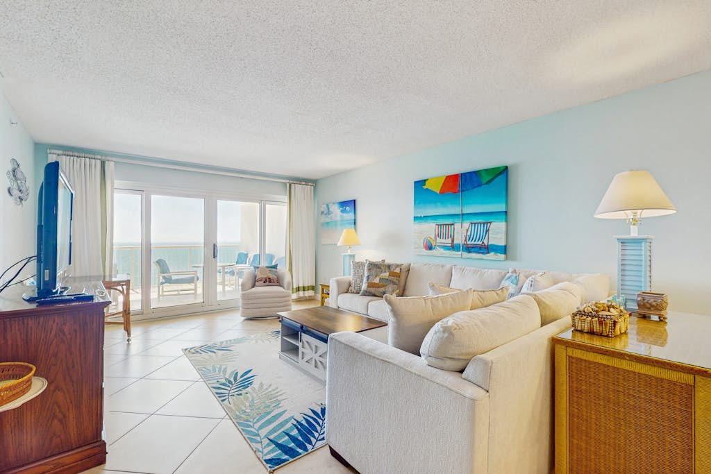 Gorgeous Oceanfront condo with washer/dryer, Gulf-front balcony & pool/hot tub