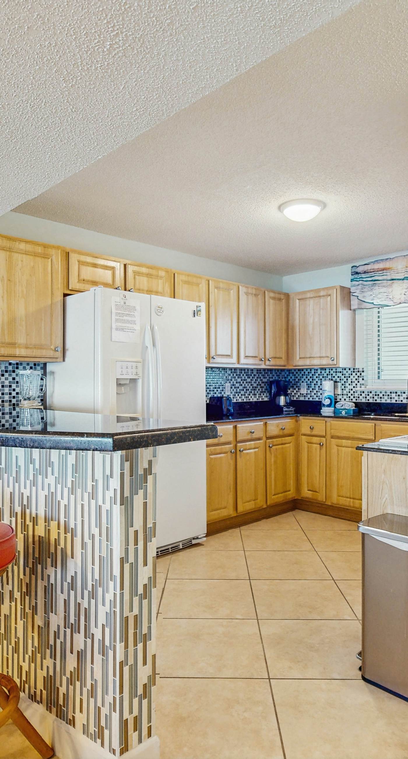 Gorgeous Oceanfront condo with washer/dryer, Gulf-front balcony & pool/hot tub