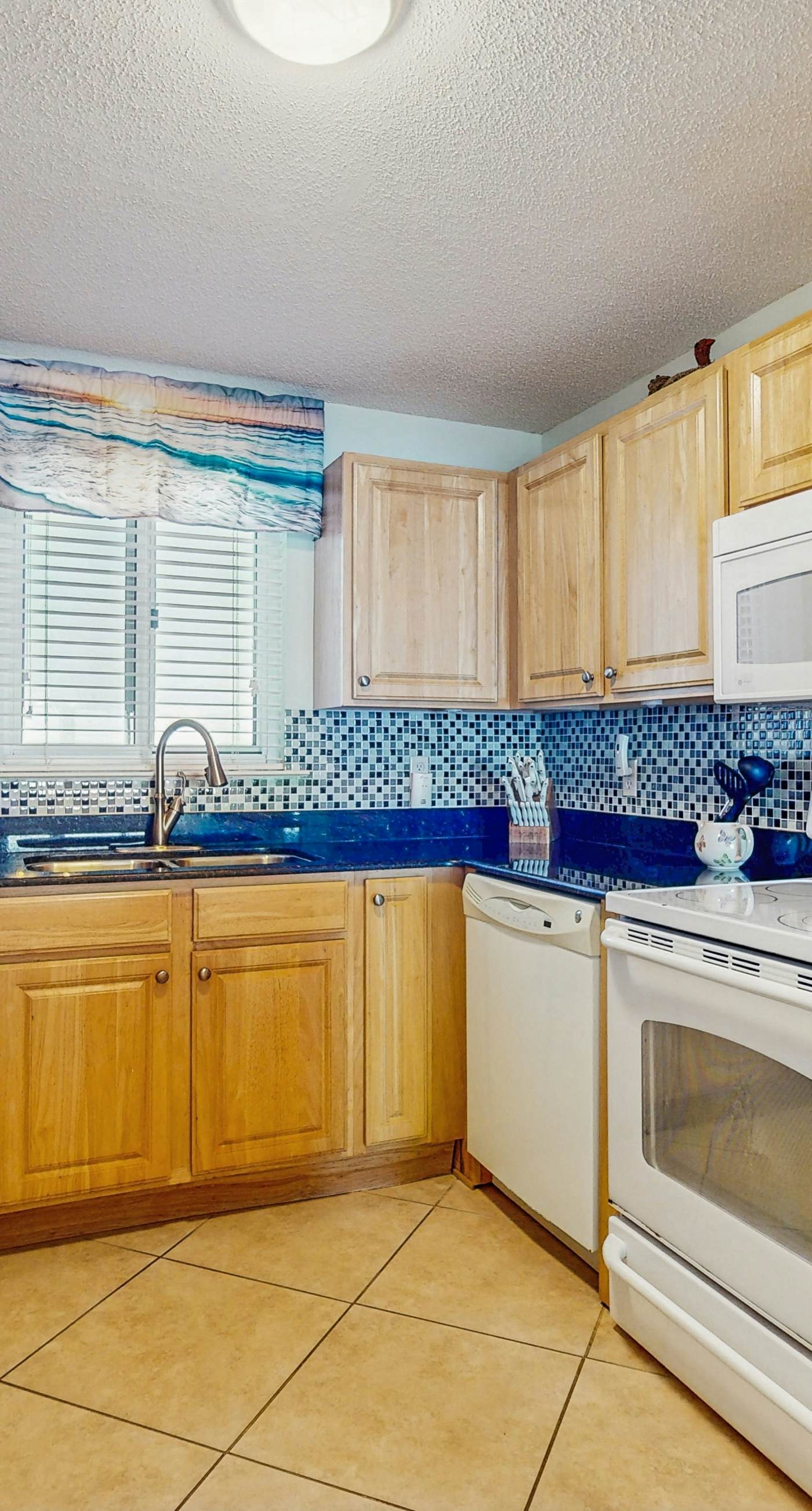 Gorgeous Oceanfront condo with washer/dryer, Gulf-front balcony & pool/hot tub