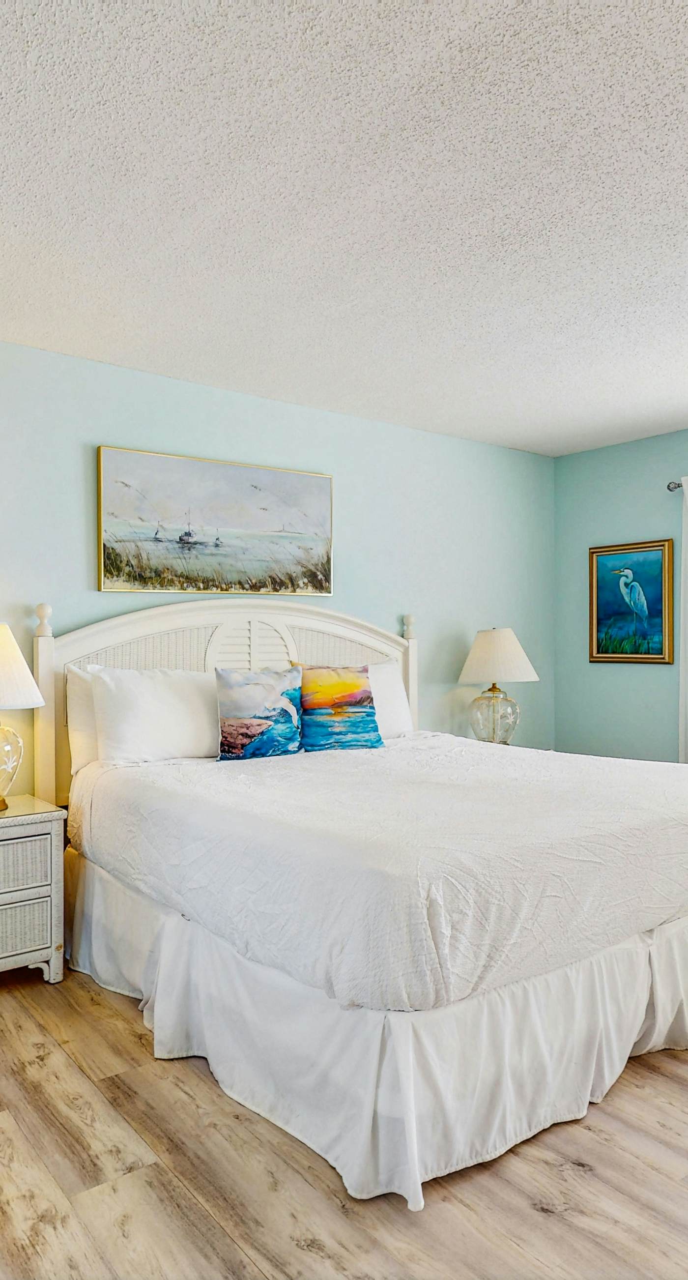 Gorgeous Oceanfront condo with washer/dryer, Gulf-front balcony & pool/hot tub