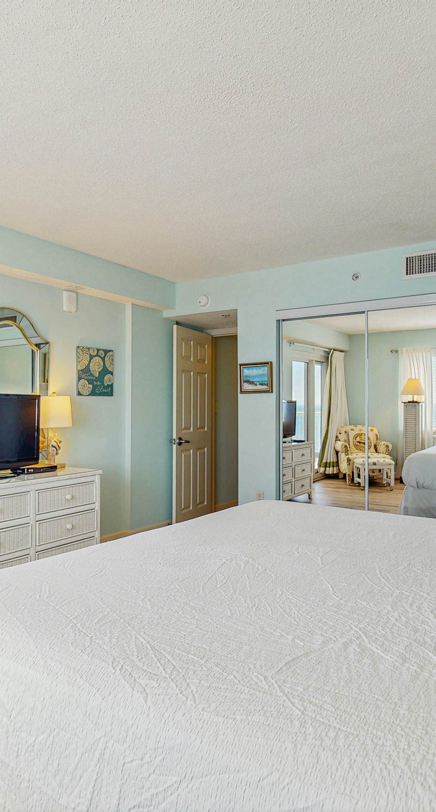 Gorgeous Oceanfront condo with washer/dryer, Gulf-front balcony & pool/hot tub