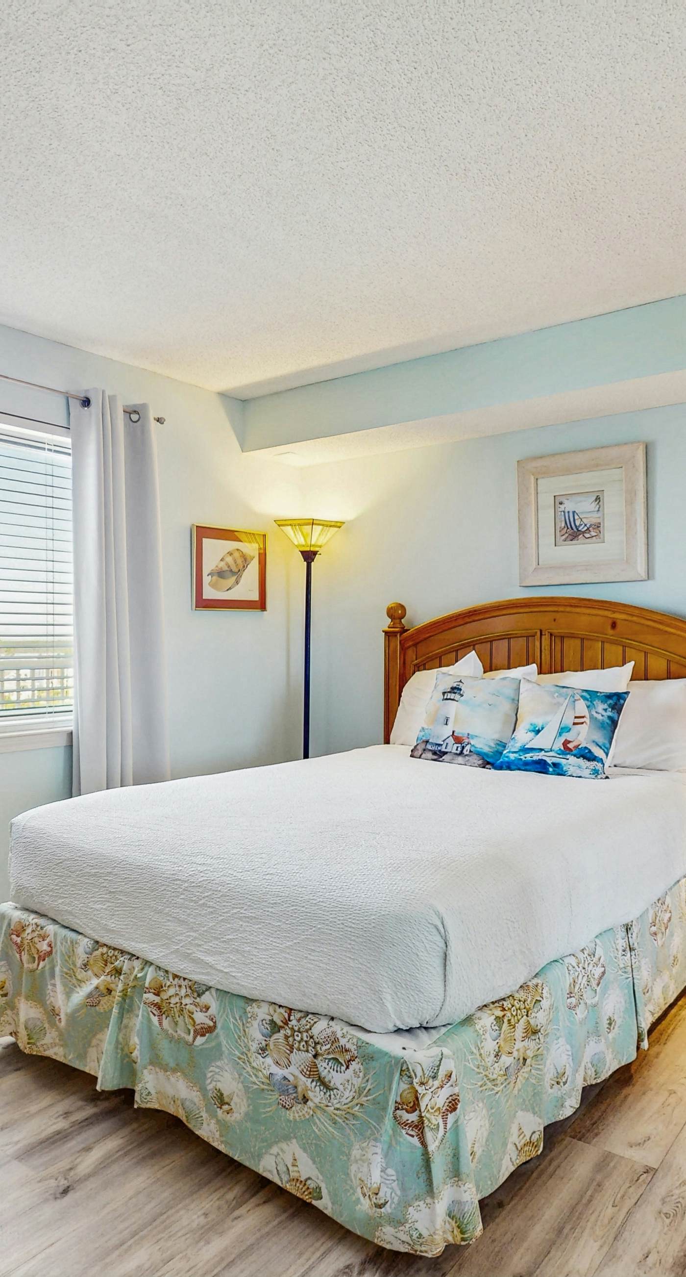 Gorgeous Oceanfront condo with washer/dryer, Gulf-front balcony & pool/hot tub