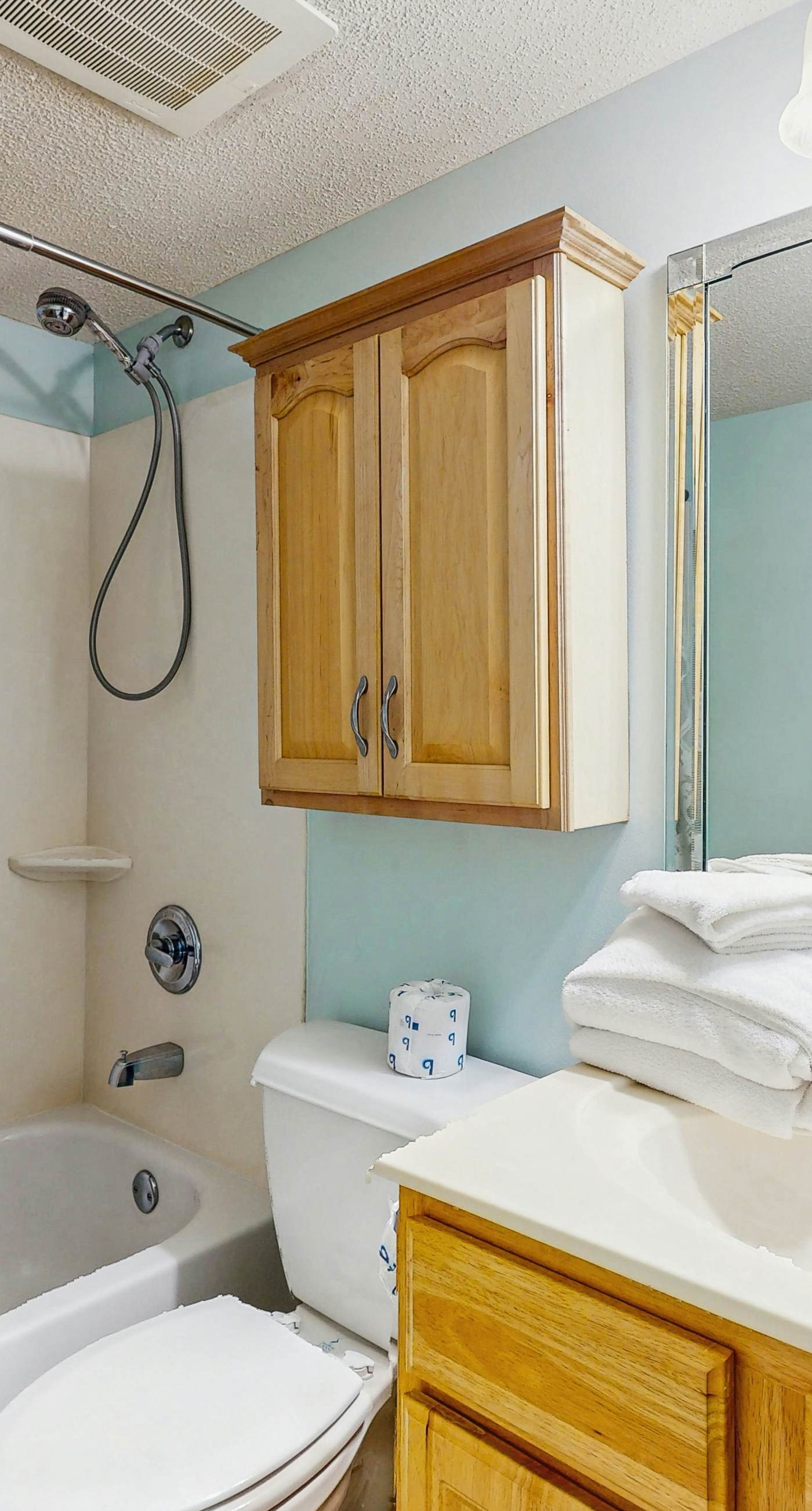 Gorgeous Oceanfront condo with washer/dryer, Gulf-front balcony & pool/hot tub