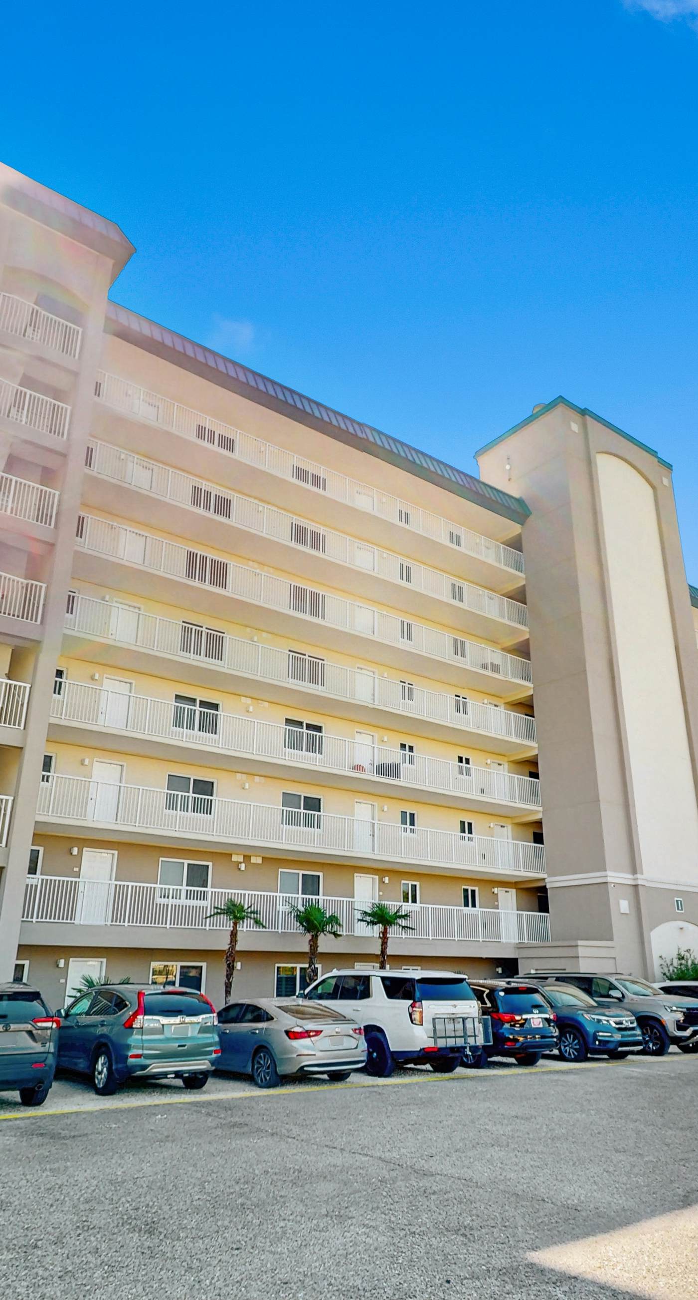 Gorgeous Oceanfront condo with washer/dryer, Gulf-front balcony & pool/hot tub