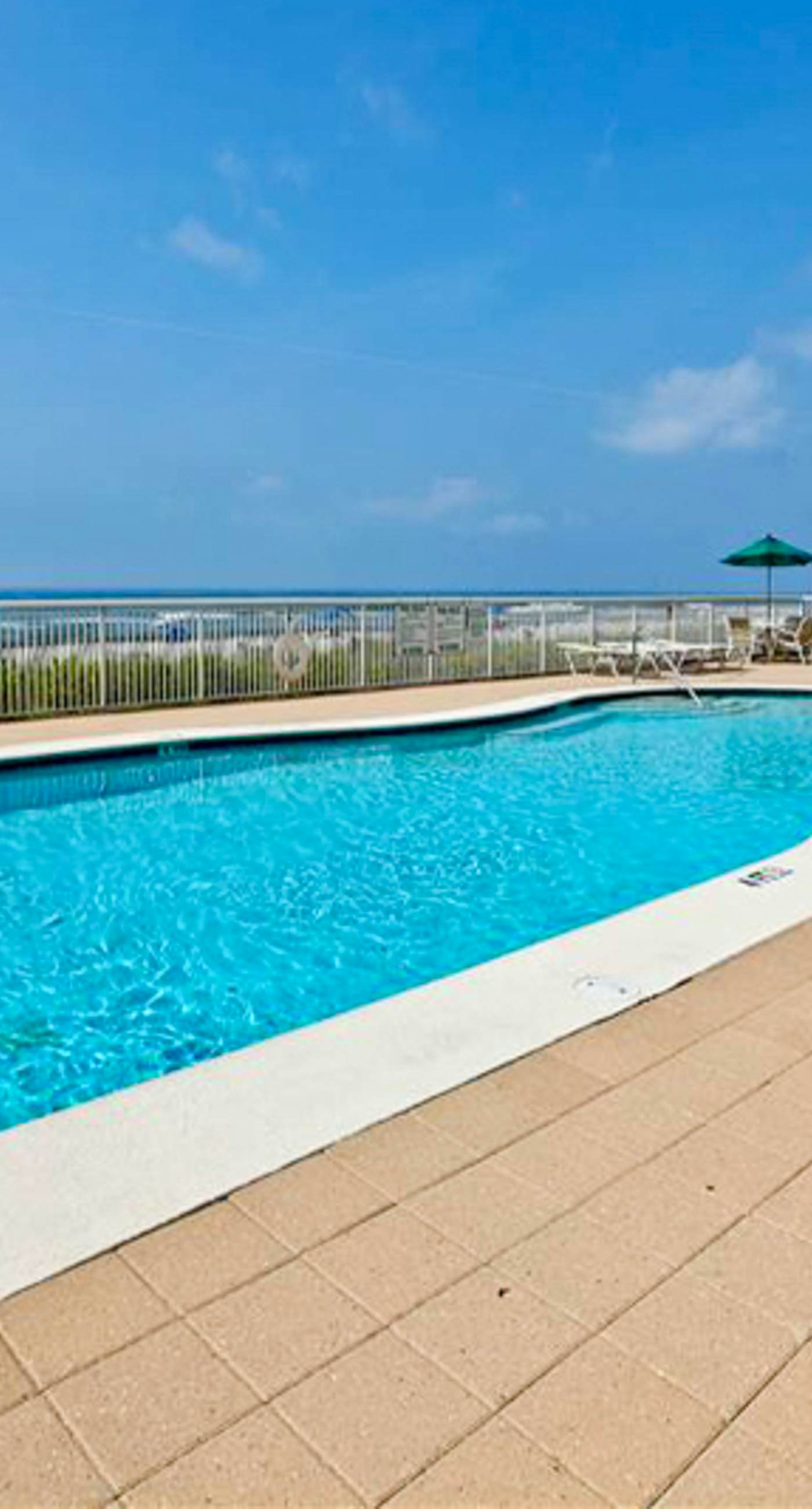 Gorgeous Oceanfront condo with washer/dryer, Gulf-front balcony & pool/hot tub