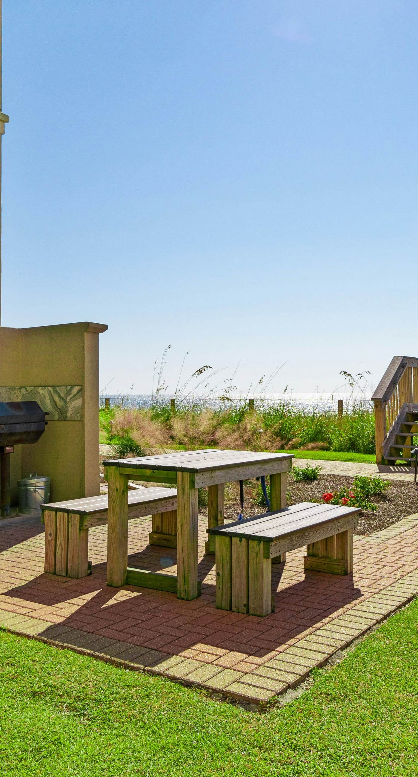 Gorgeous Oceanfront condo with washer/dryer, Gulf-front balcony & pool/hot tub