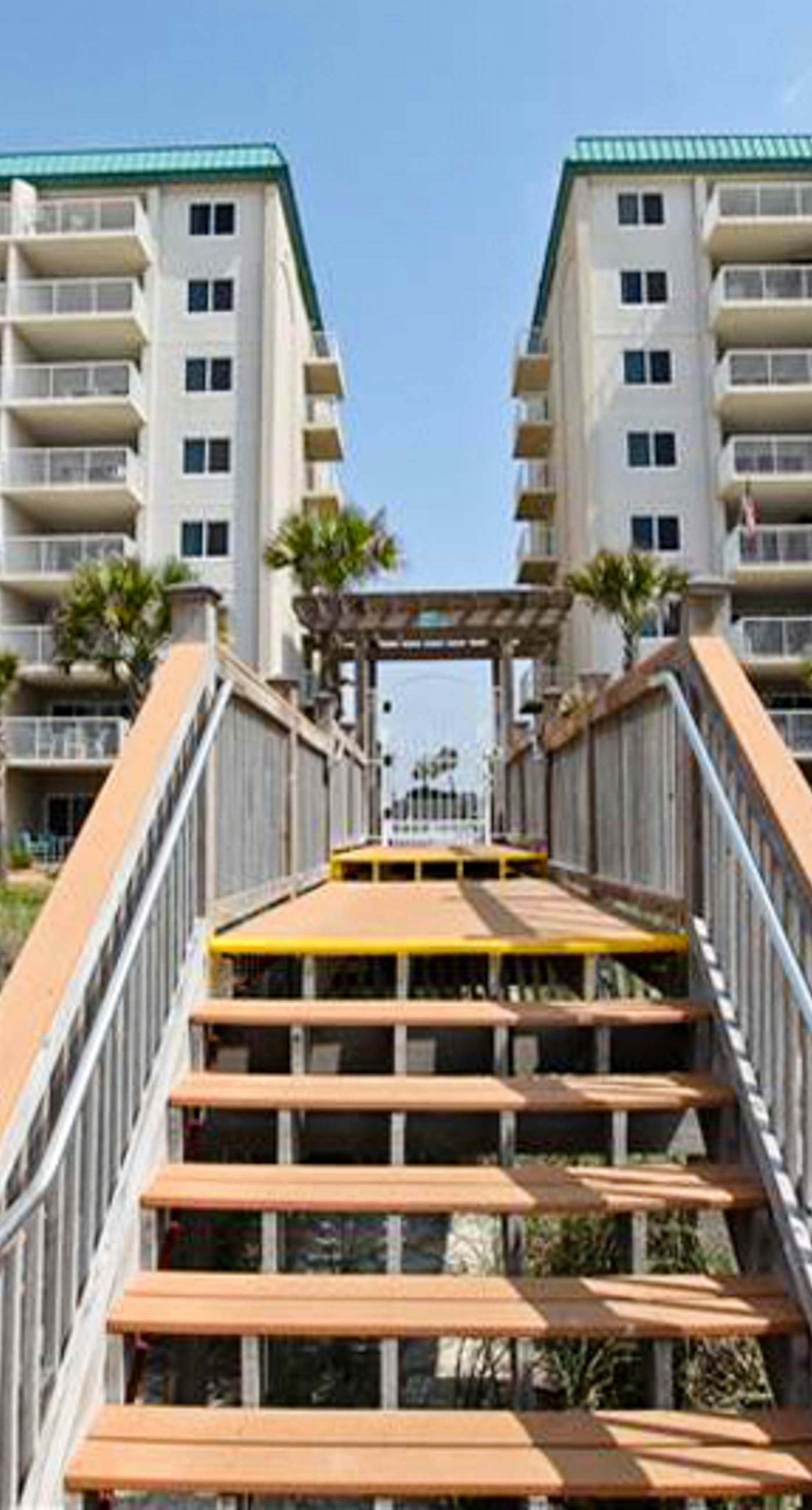 Gorgeous Oceanfront condo with washer/dryer, Gulf-front balcony & pool/hot tub